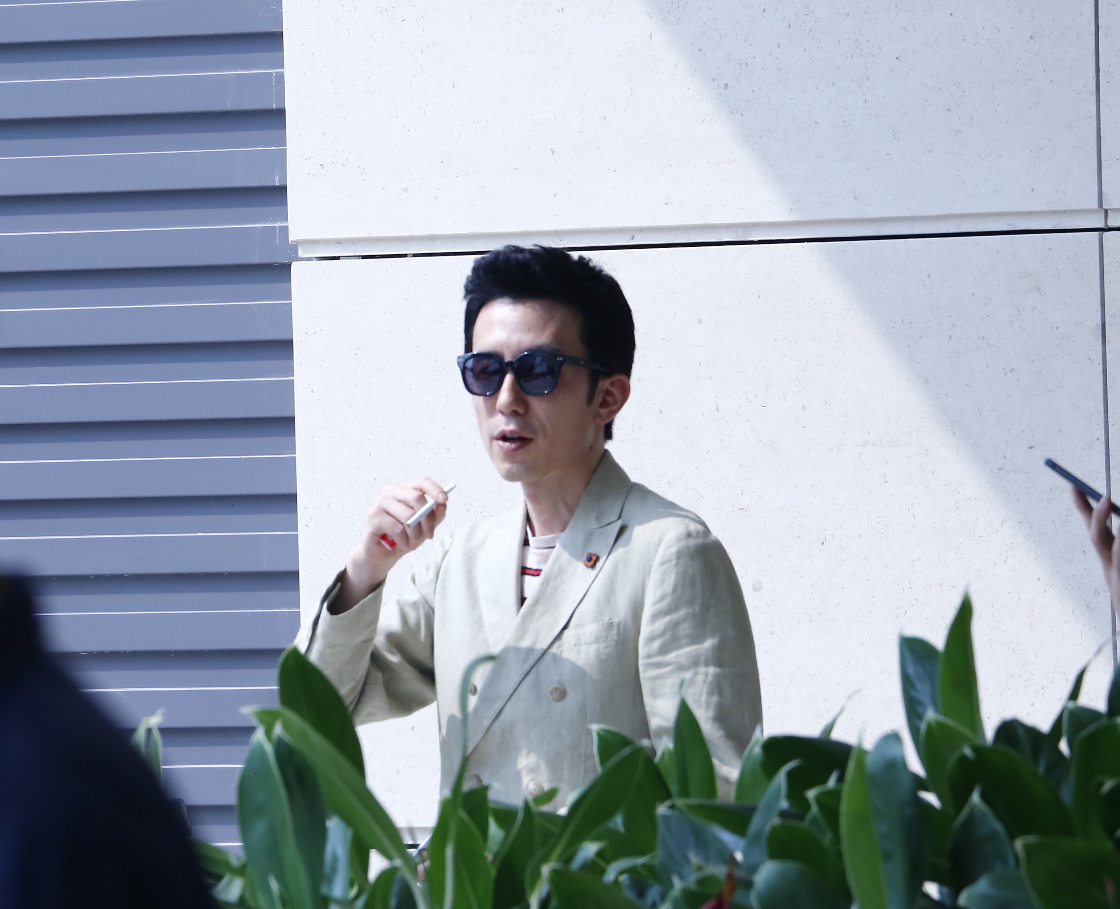 孔劉好友柳熙烈也隨行到港，在酒店外被捕捉到自在抽菸的樣子。