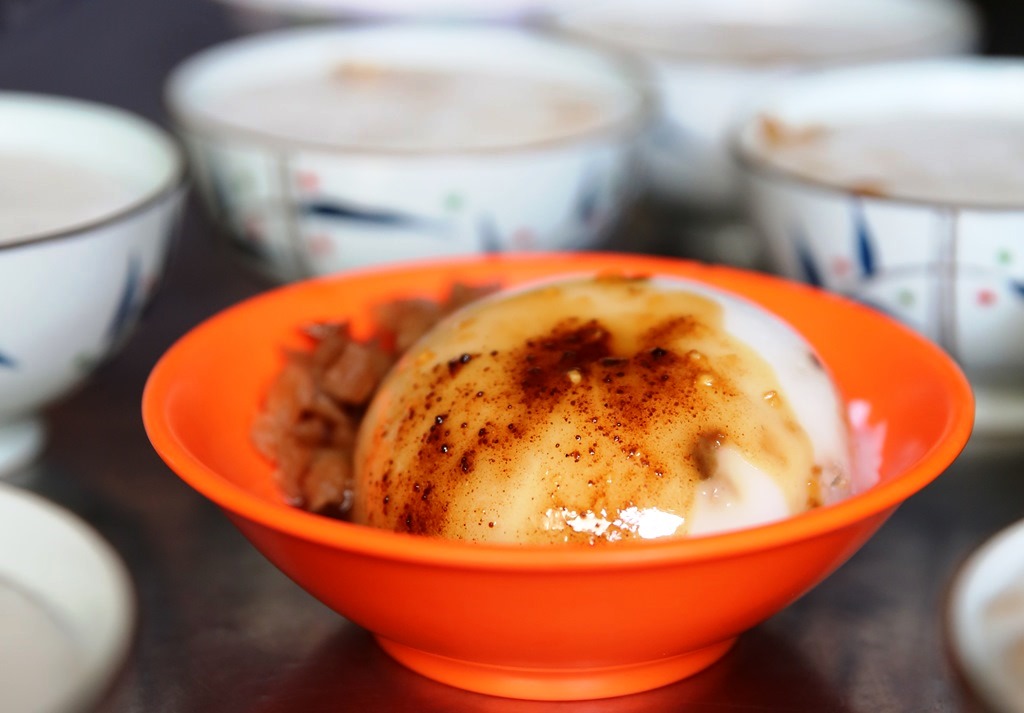 以純西螺米製作的「碗粿」，滋味單純、口感綿密。（25元／碗）