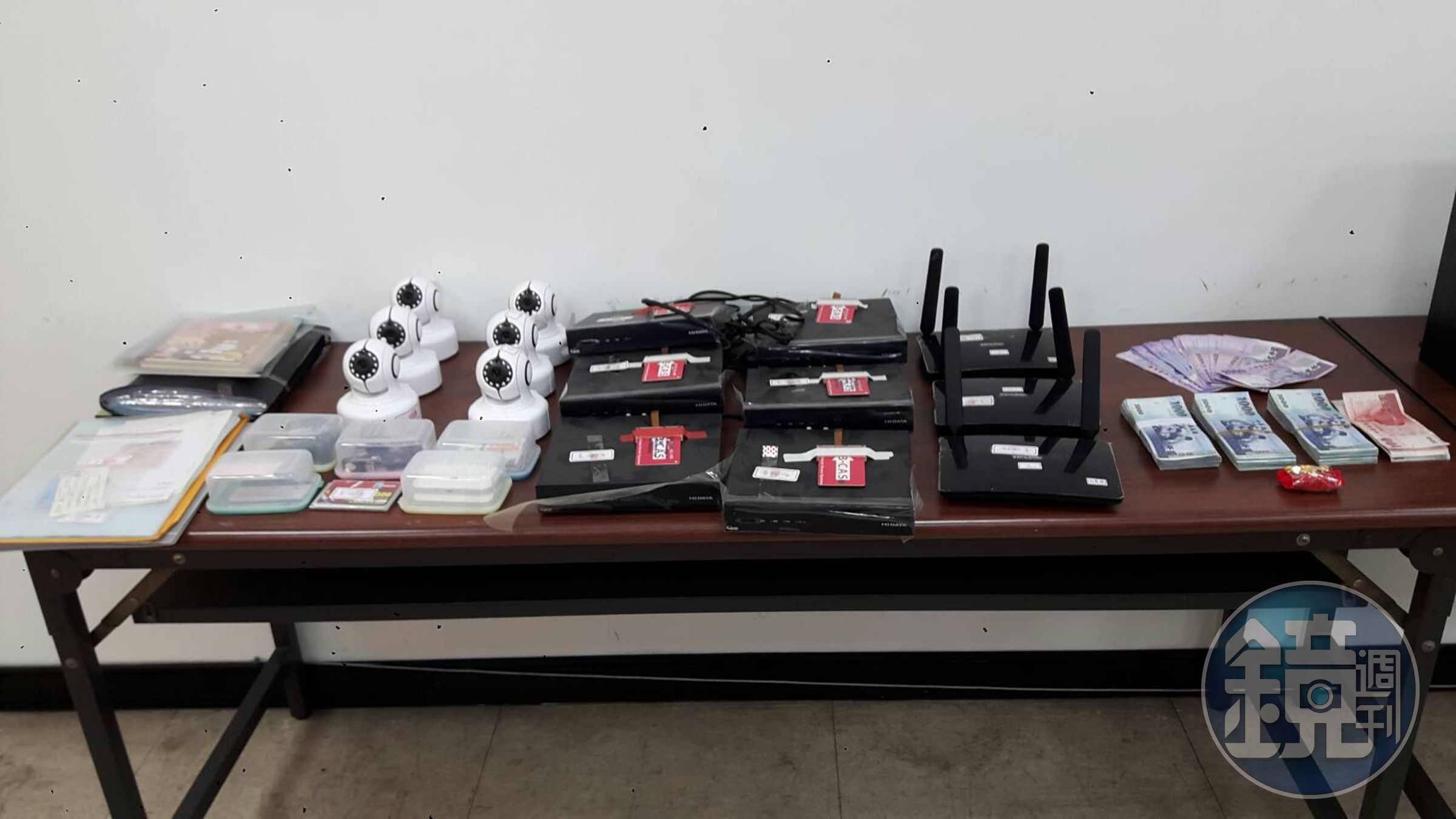 現場查獲賭金、帳冊和電腦設備等器材，並逮捕33名嫌犯。