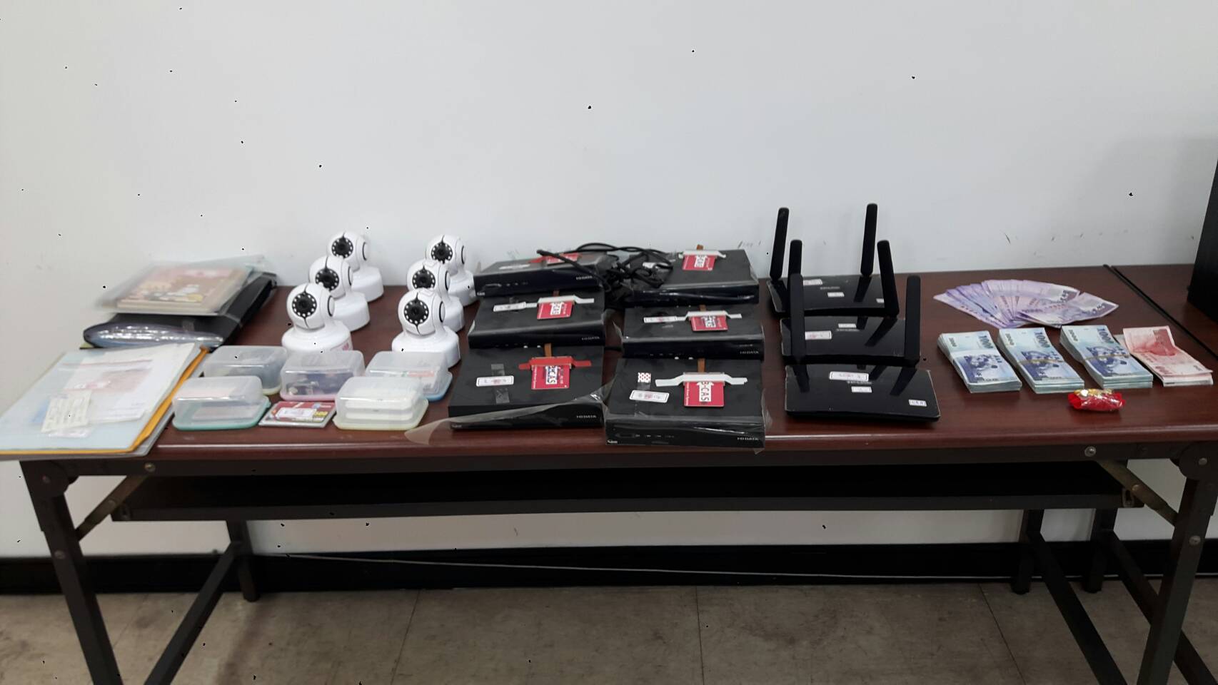 現場查獲賭金、帳冊和電腦設備等器材，並逮捕33名嫌犯。