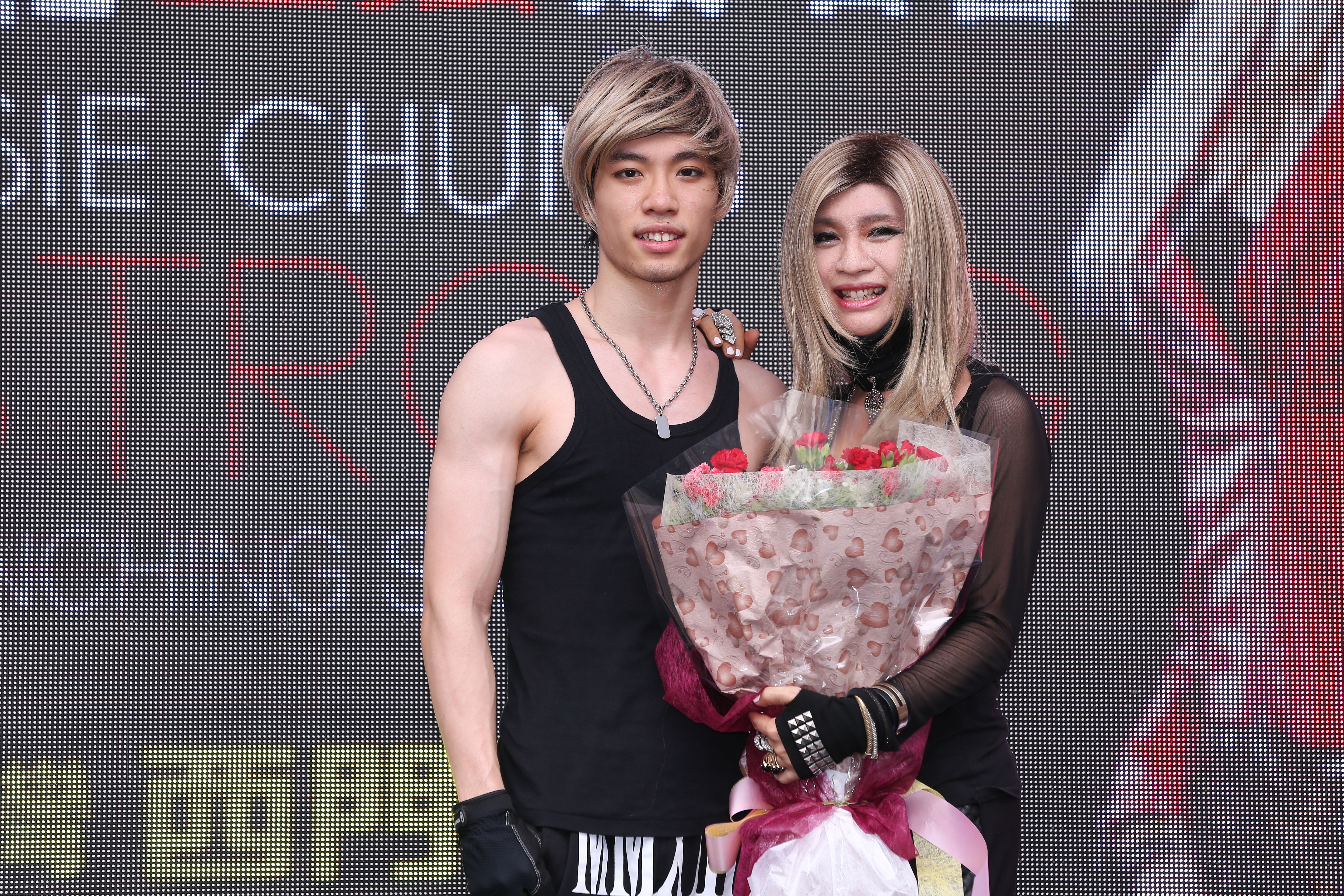 兒子Jeffrey驚喜現身獻花給鍾潔希。