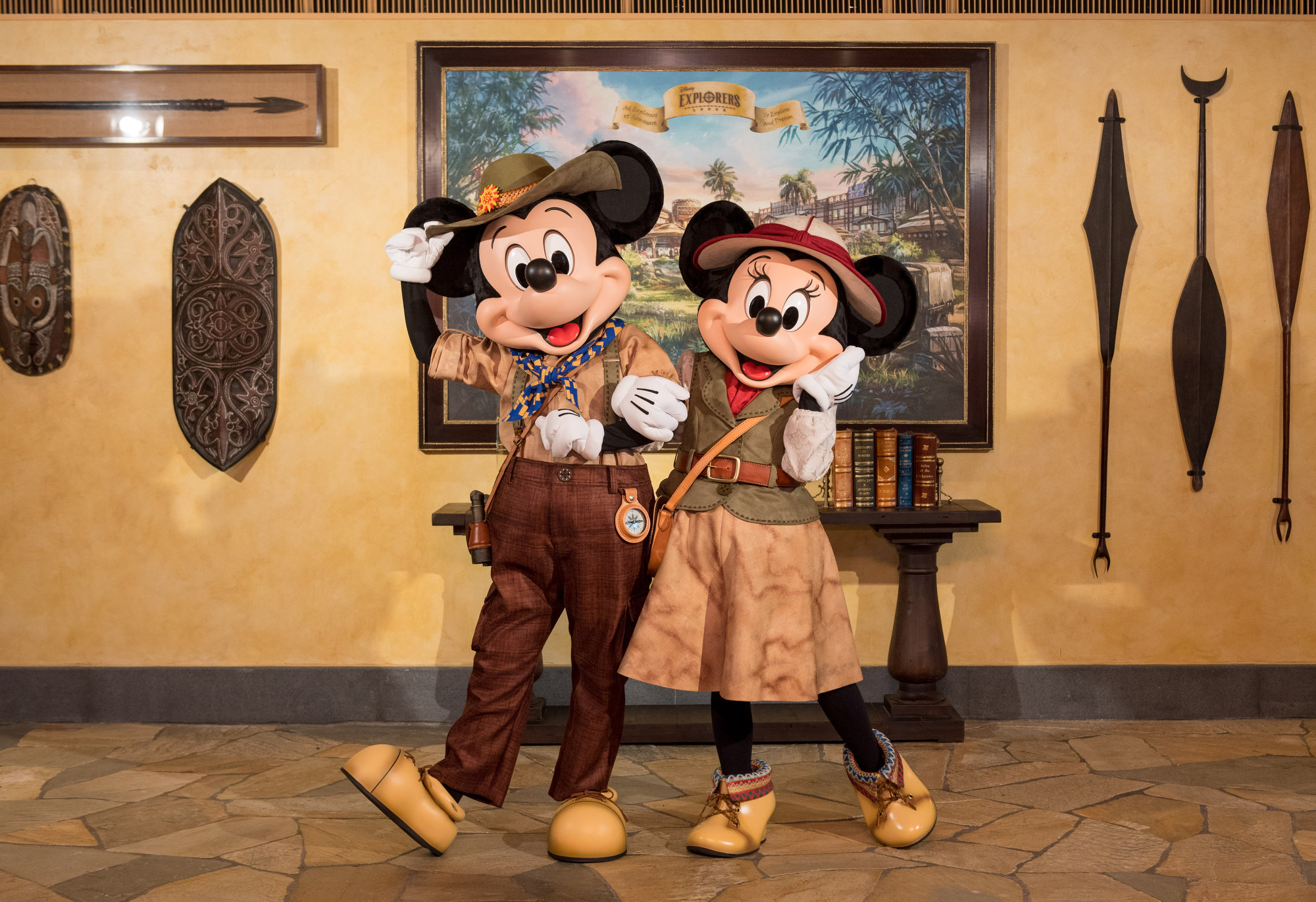 為了凸顯探索主題，酒店內的米奇、米妮也打扮成探險家造型。