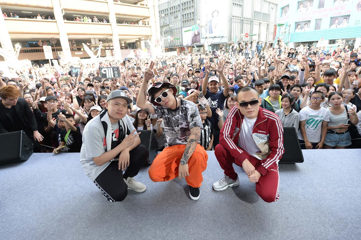 玖壹壹首度在台北舉行簽唱會，吸引熱情歌迷。