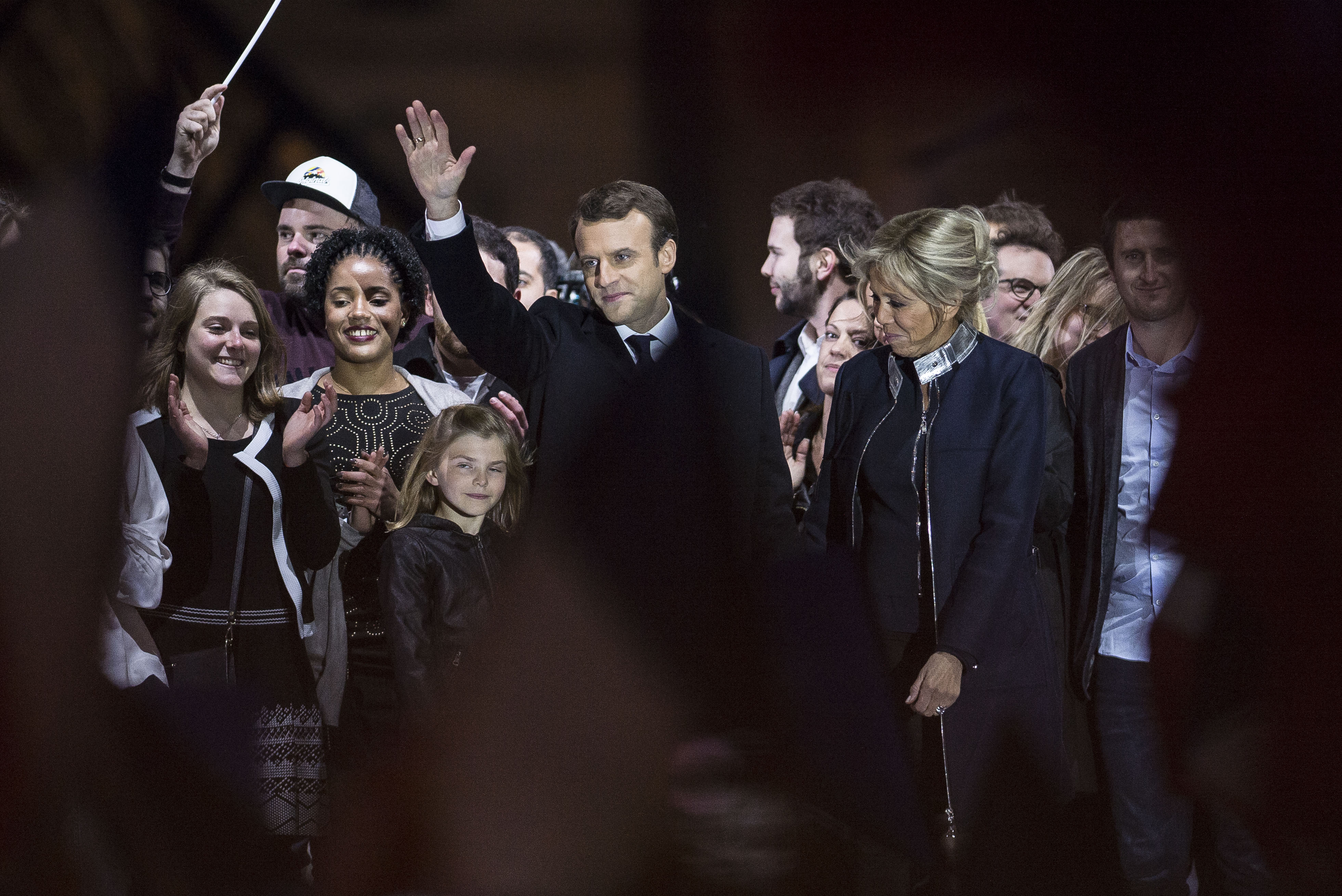 年僅39歲的馬克宏成為法國史上最年輕的總統，圖為開票結果底定後，他在家人簇擁下，上台接受支持者歡呼。（東方IC）