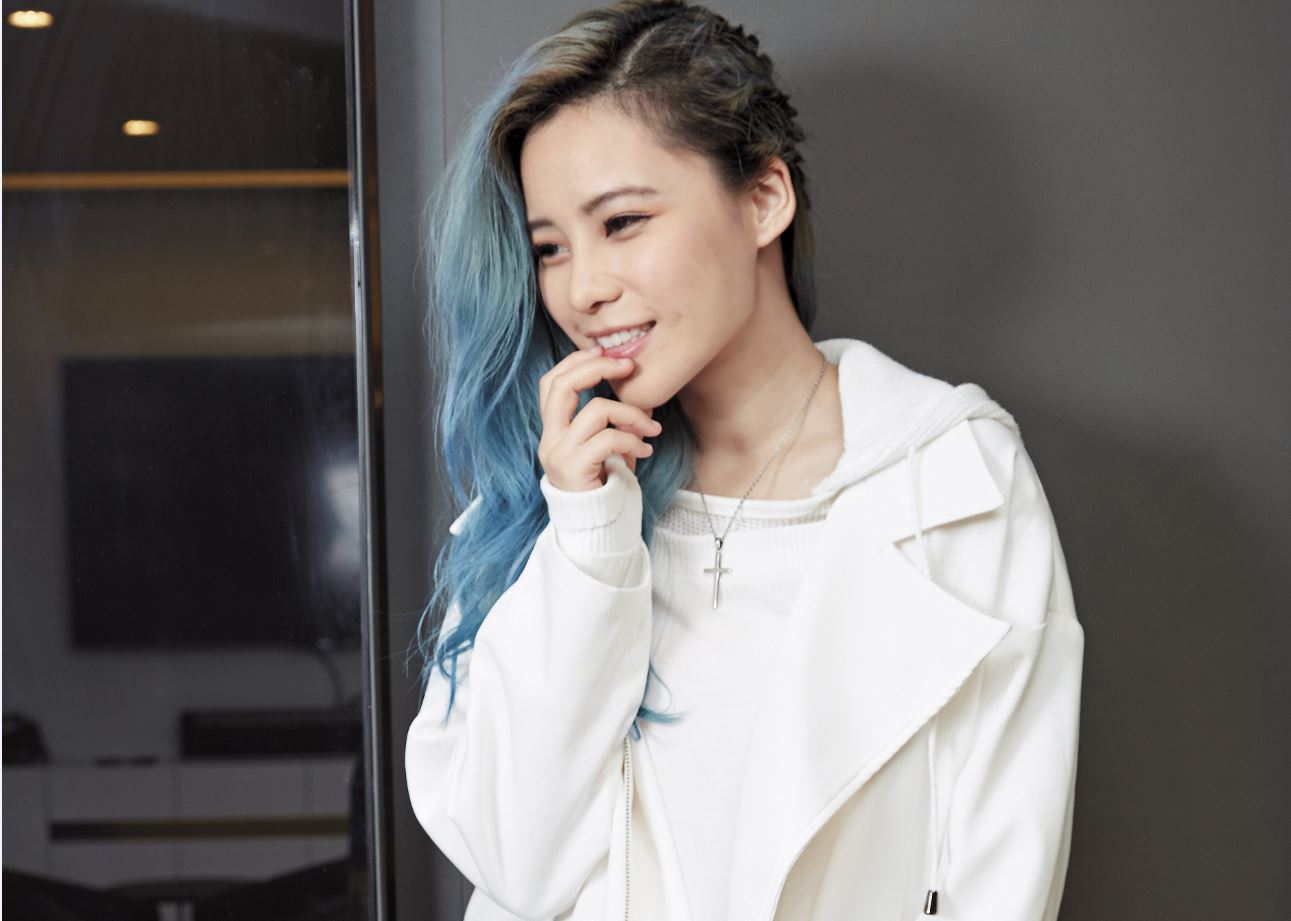 陳曼青有原住民血統，輪廓深邃，也有天生的好歌喉。