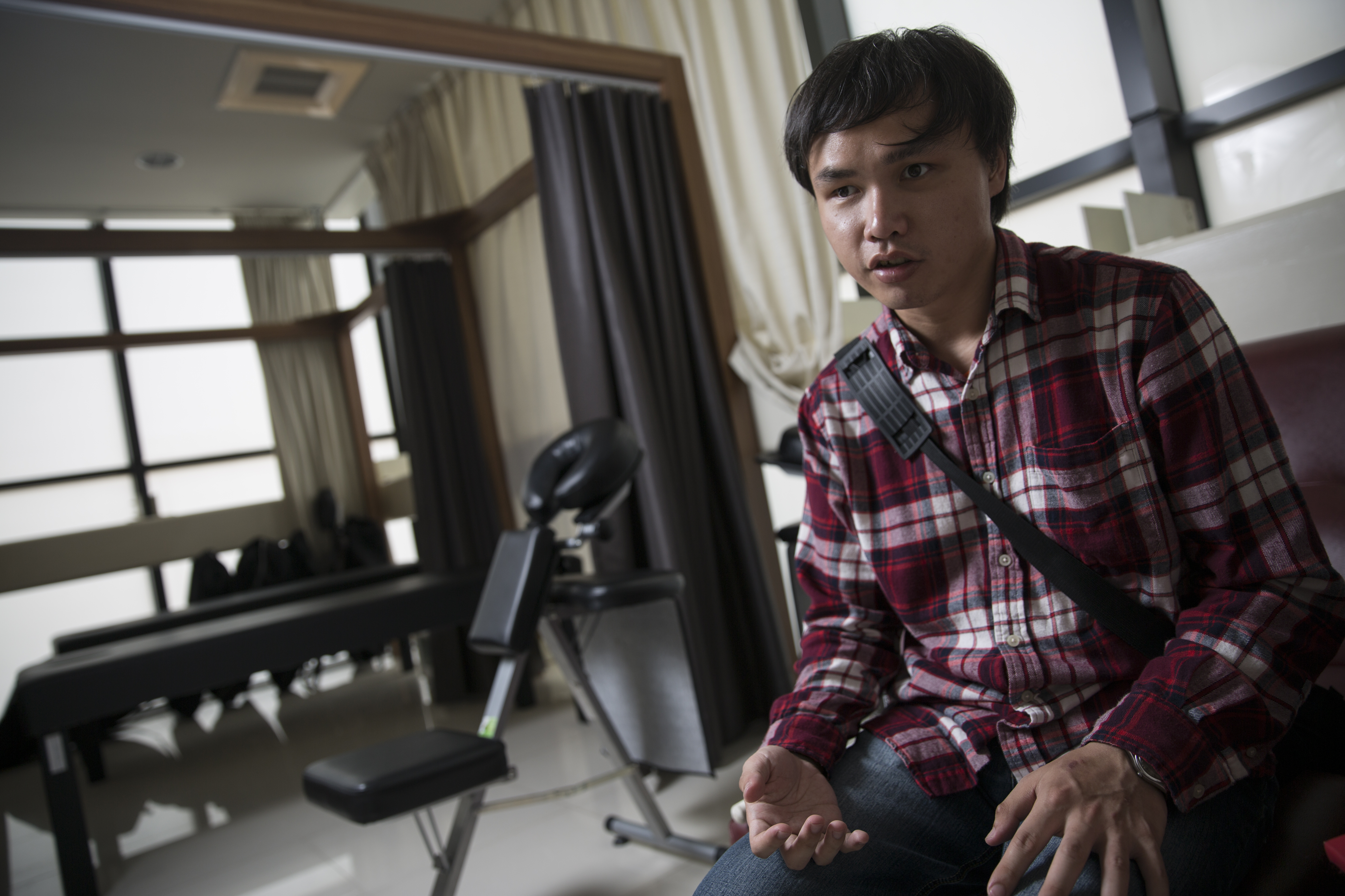 盧冠良6歲失明，8歲失聰，但對世界仍充滿好奇心，四處旅行、吃美食。