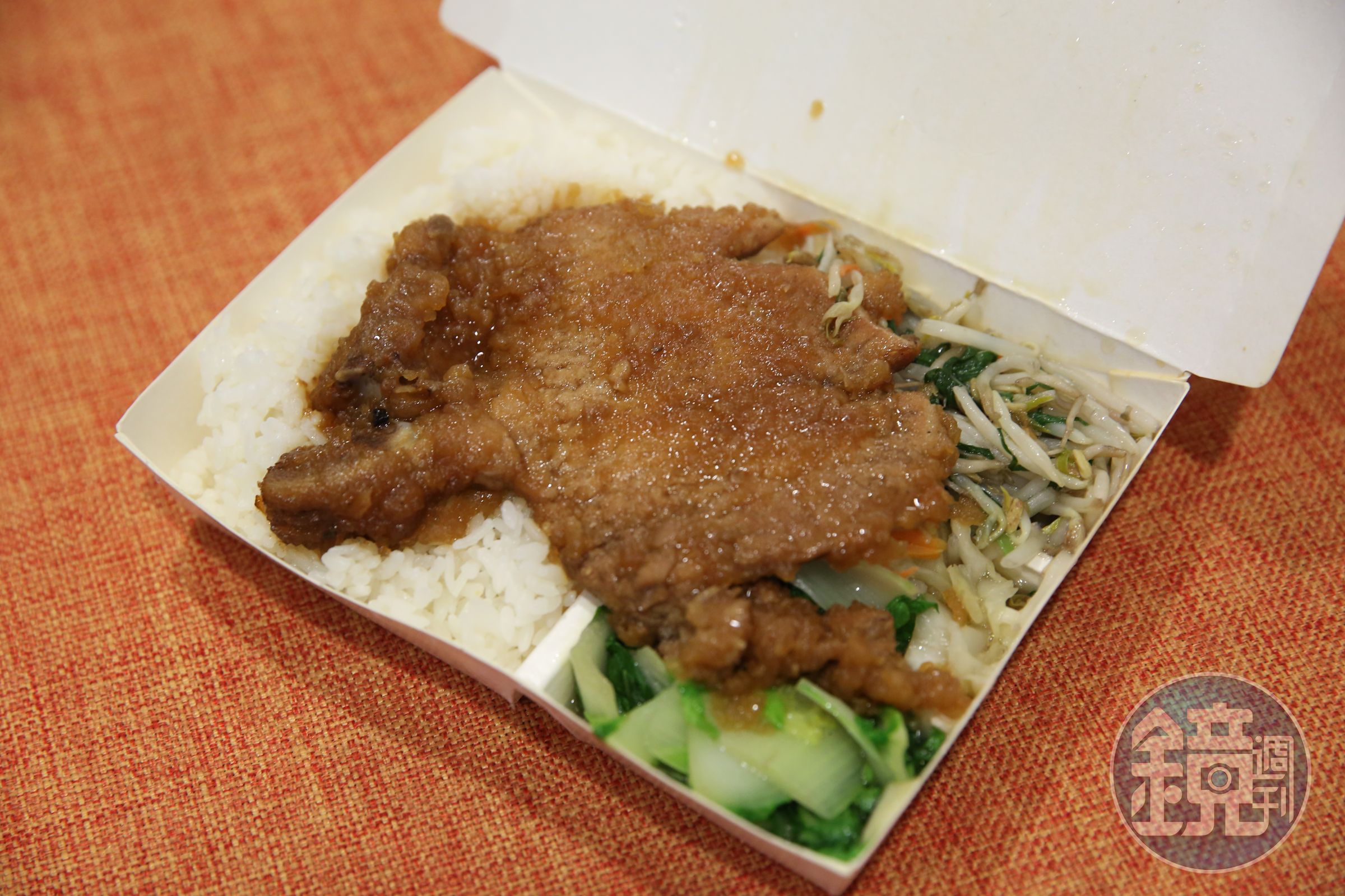 雖然對食物的接受度很高，對盧冠良來說，沒有太多骨頭和細刺的排骨是最方便吃的午餐。