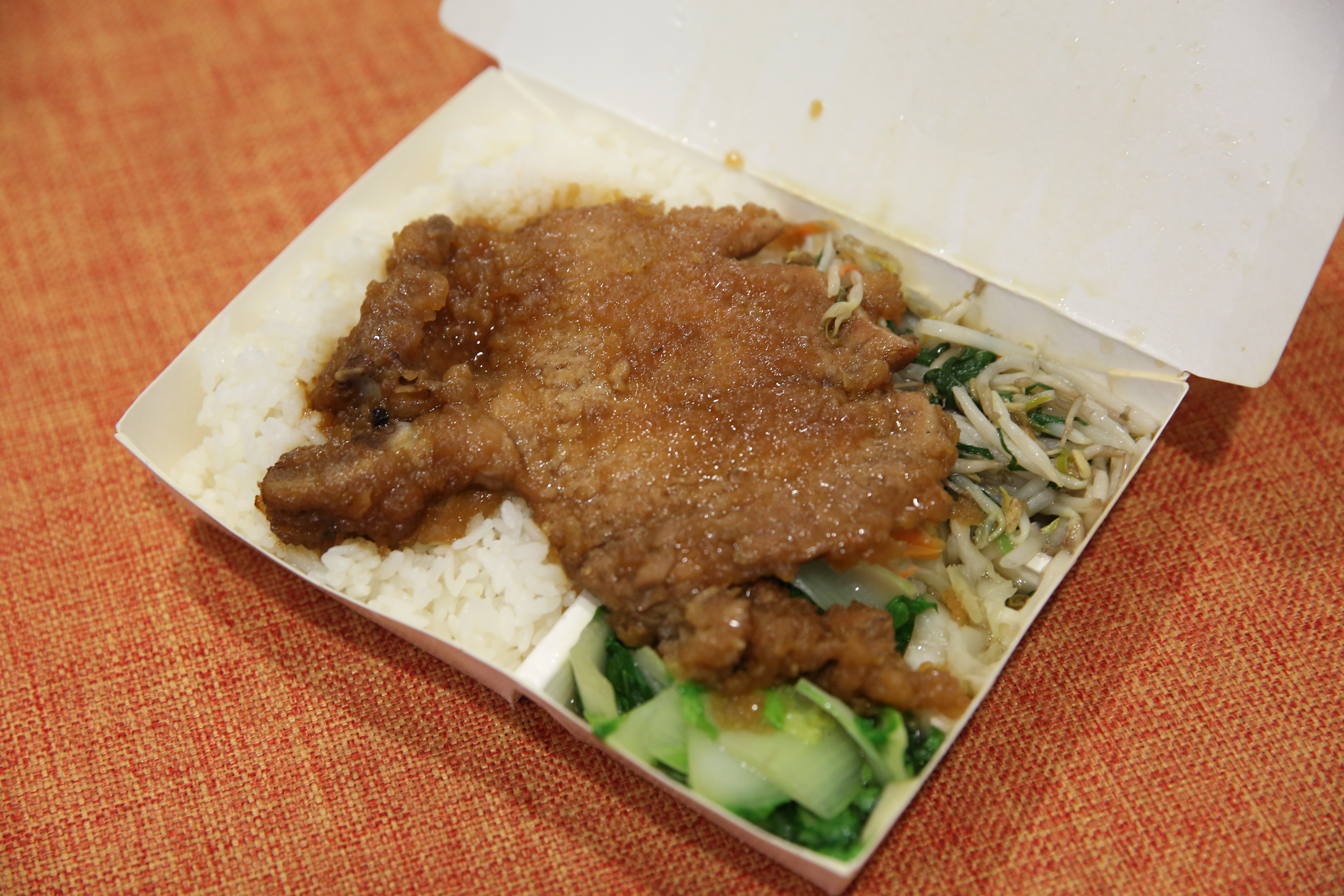 雖然對食物的接受度很高，對盧冠良來說，沒有太多骨頭和細刺的排骨是最方便吃的午餐。