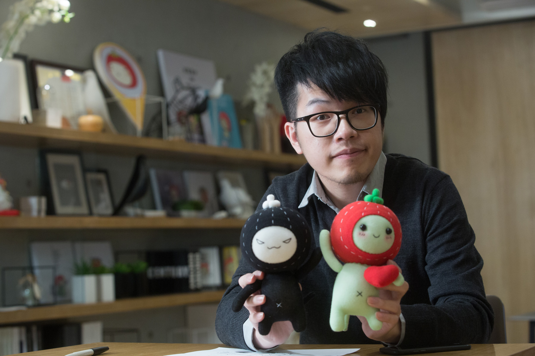 1982年生的鄭明輝，根據自己的綽號，創作出戴著草莓頭套的「毛毛蟲」。黑色毛毛蟲則代表了陰暗面。