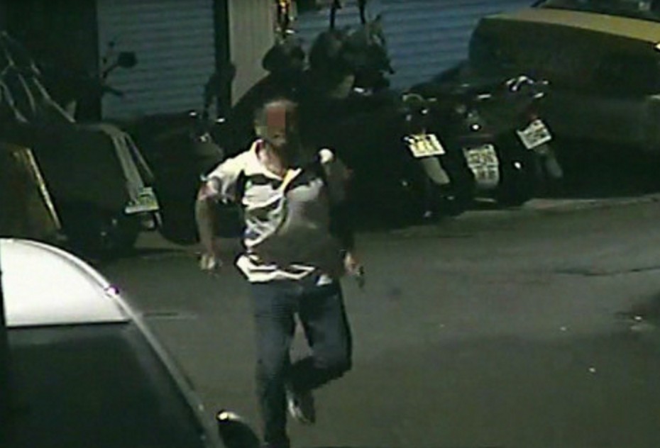 監視器拍到王男持刀追逐被害人。（警方提供）