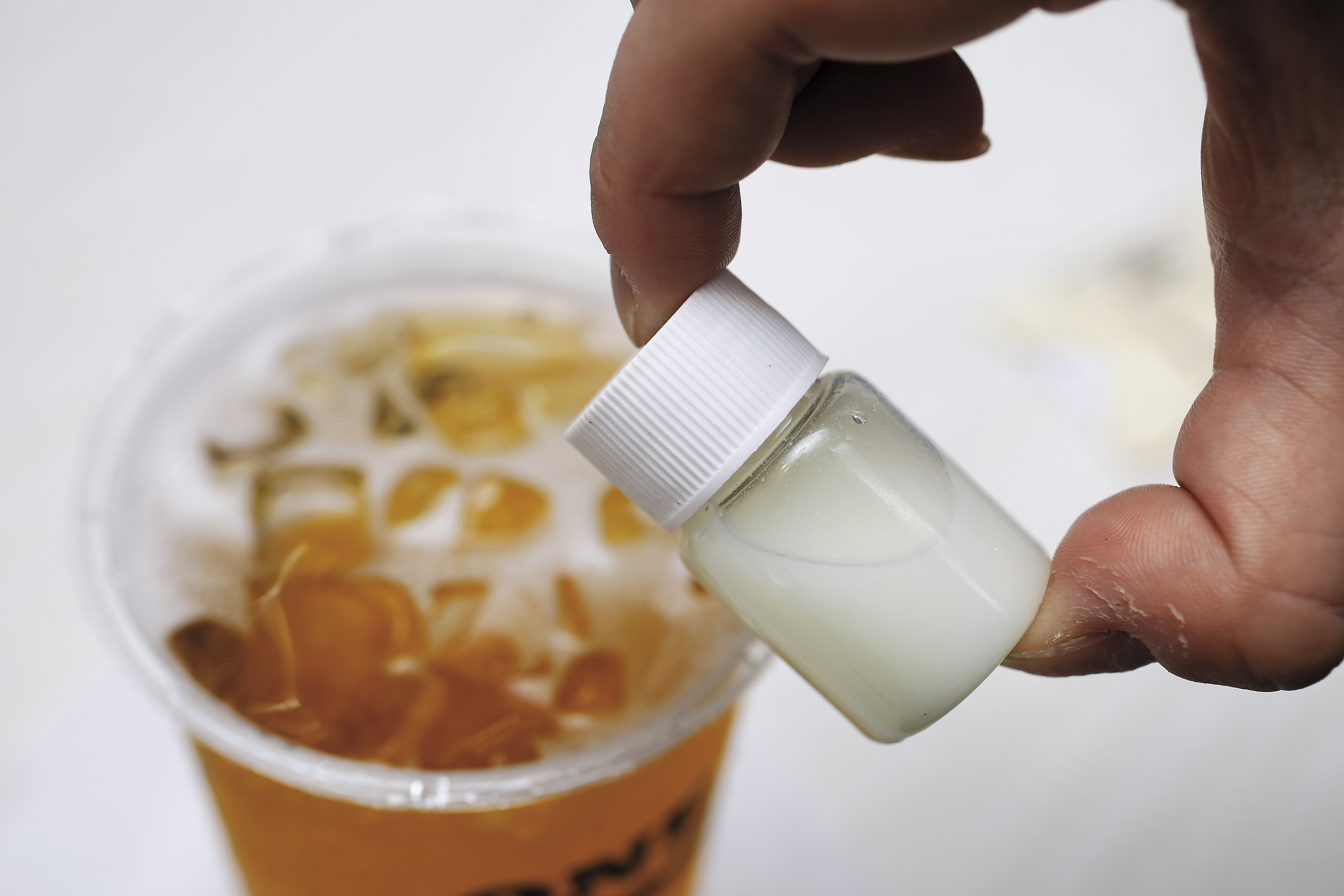 不肖業者在網路上販售的撿屍水，宣稱加入飲料後就能讓人昏睡。