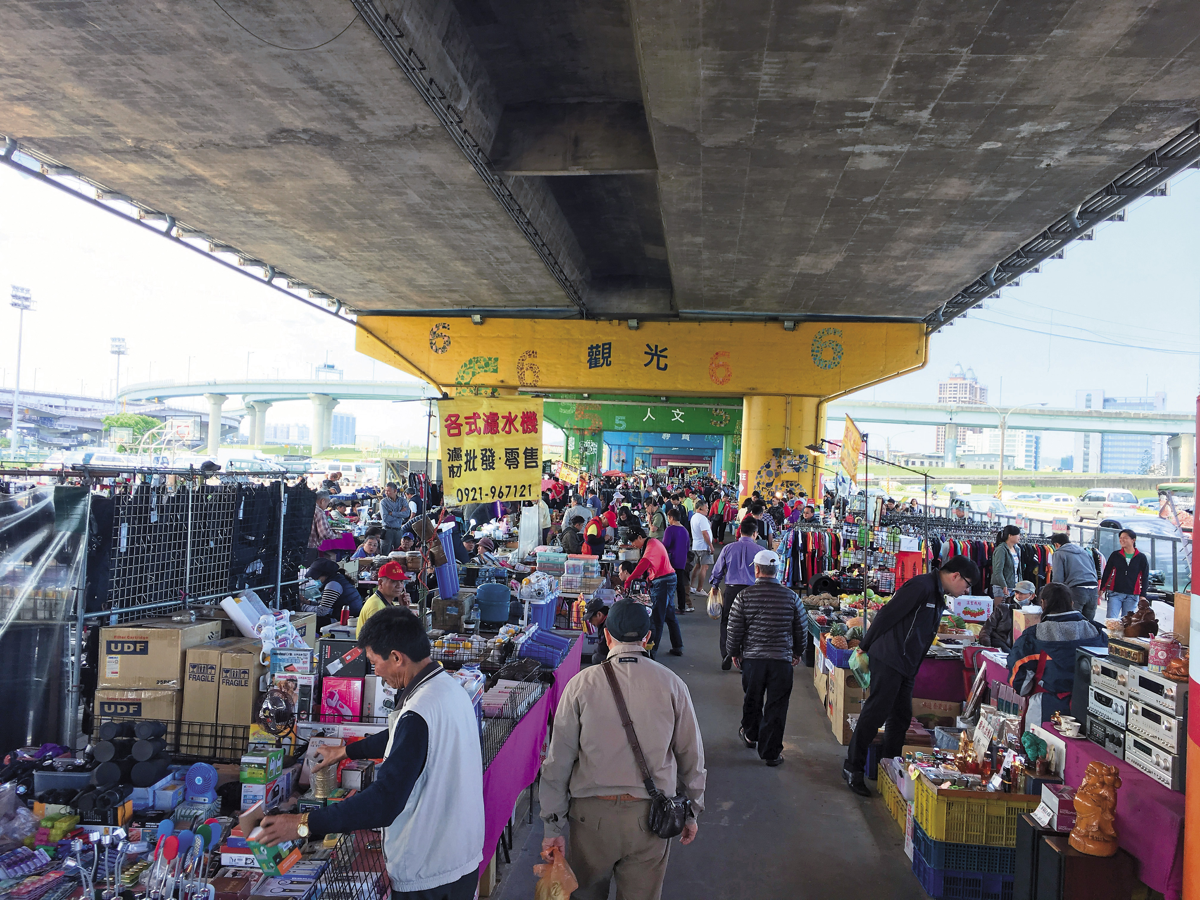 重新觀光市集過去俗稱「賊仔市」,仍藏有少數檯面下的違法交易。