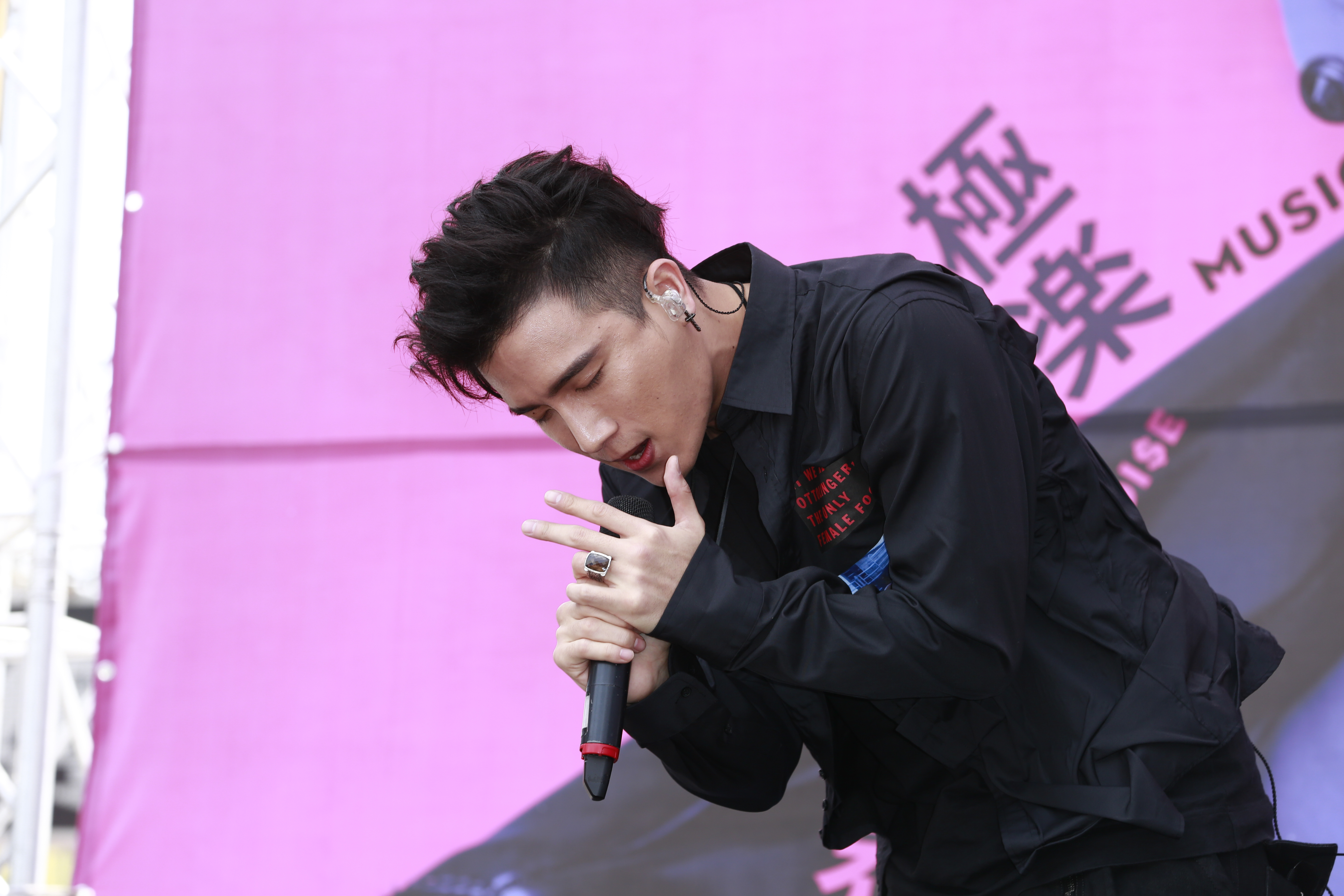 陳彥允辦簽唱會，也大方認了女友。