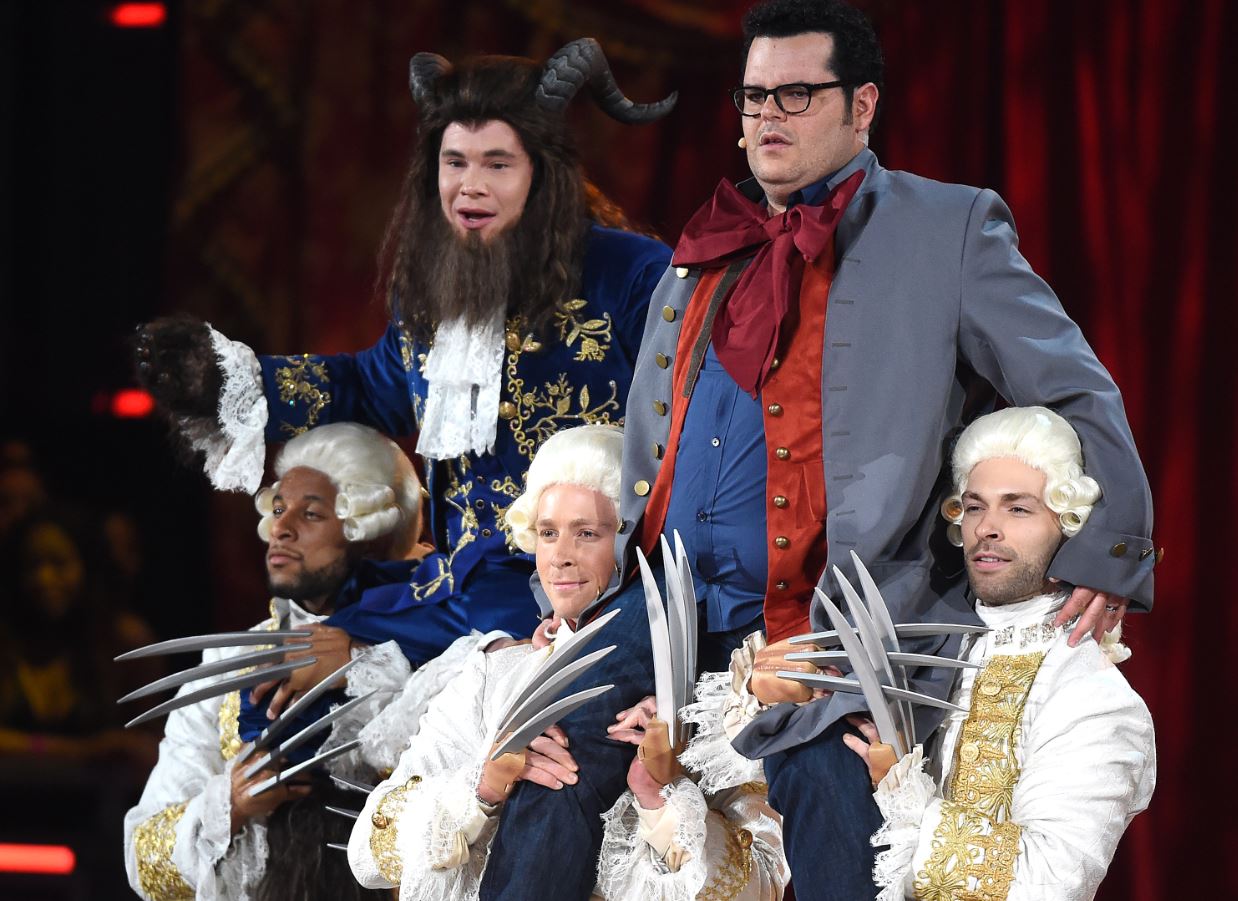 亞當狄凡（左）扮成野獸，與喬許蓋德一起出場，請注意扛著他們的舞群手上還有金剛狼的「狼爪」。