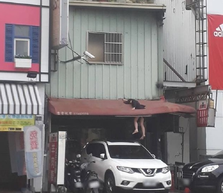 女子墜樓的透天厝是鐵皮屋搭蓋的，2樓窗戶被打開，上面還有一個簡陋的違建棚子，擺滿雜蕪的植物盆栽，也不知女子是爬到3樓棚子、還是在2樓打開窗戶往下跳；抑或是不知何故意外墜樓，網友經過時，只見她腰部卡在1、2樓之間的遮陽棚，人趴在鐵皮上，下半身光溜溜懸空掛著，乍看之下，並無血跡淌流噴濺，於是報案後將照片PO在爆料公社。  消防人員接獲通報後，出動2輛救護車，7名消防人員前往救援。消防局透露，女子年約40多歲，意識不清，被送醫時口中還喃喃低語，不知是喝醉還是嗑藥，消防局人員說，女子全身多處擦傷，並無大礙，清醒後留下記錄離去，不願多說為何墜樓？