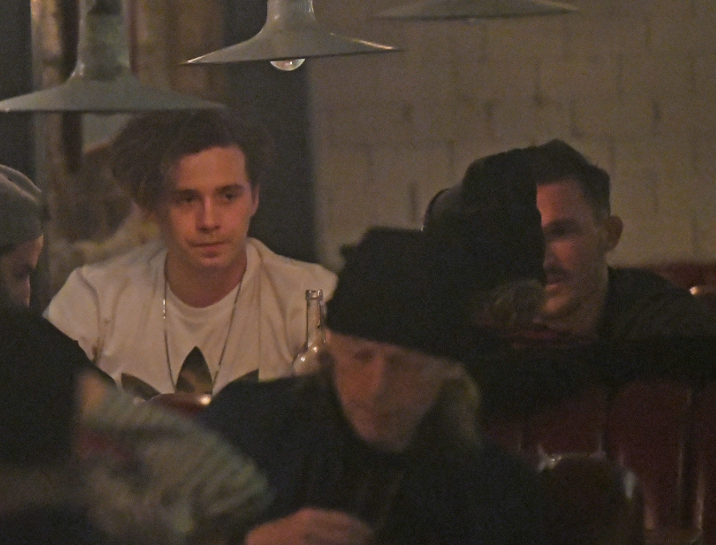 布魯克林被目擊與瑞塔歐拉約會，2人雖相差8歲，卻很有得聊，但布魯克林身邊卻有健身教練巴比李奇當保母。