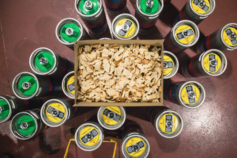 「吐司啤酒」(Toast Ale)利用剩餘未售出麵包製作手工釀啤酒。(取自Facebook「Toast Ale USA」)