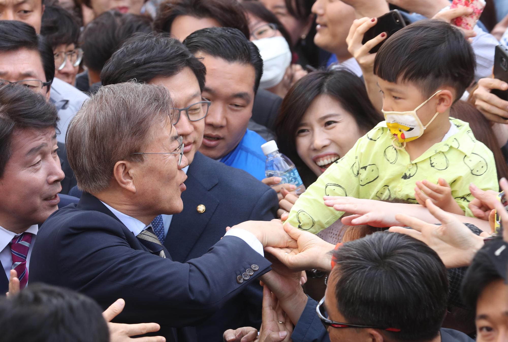 南韓總統補選9日進行,圖為熱門候選人文在寅向民眾拜票。