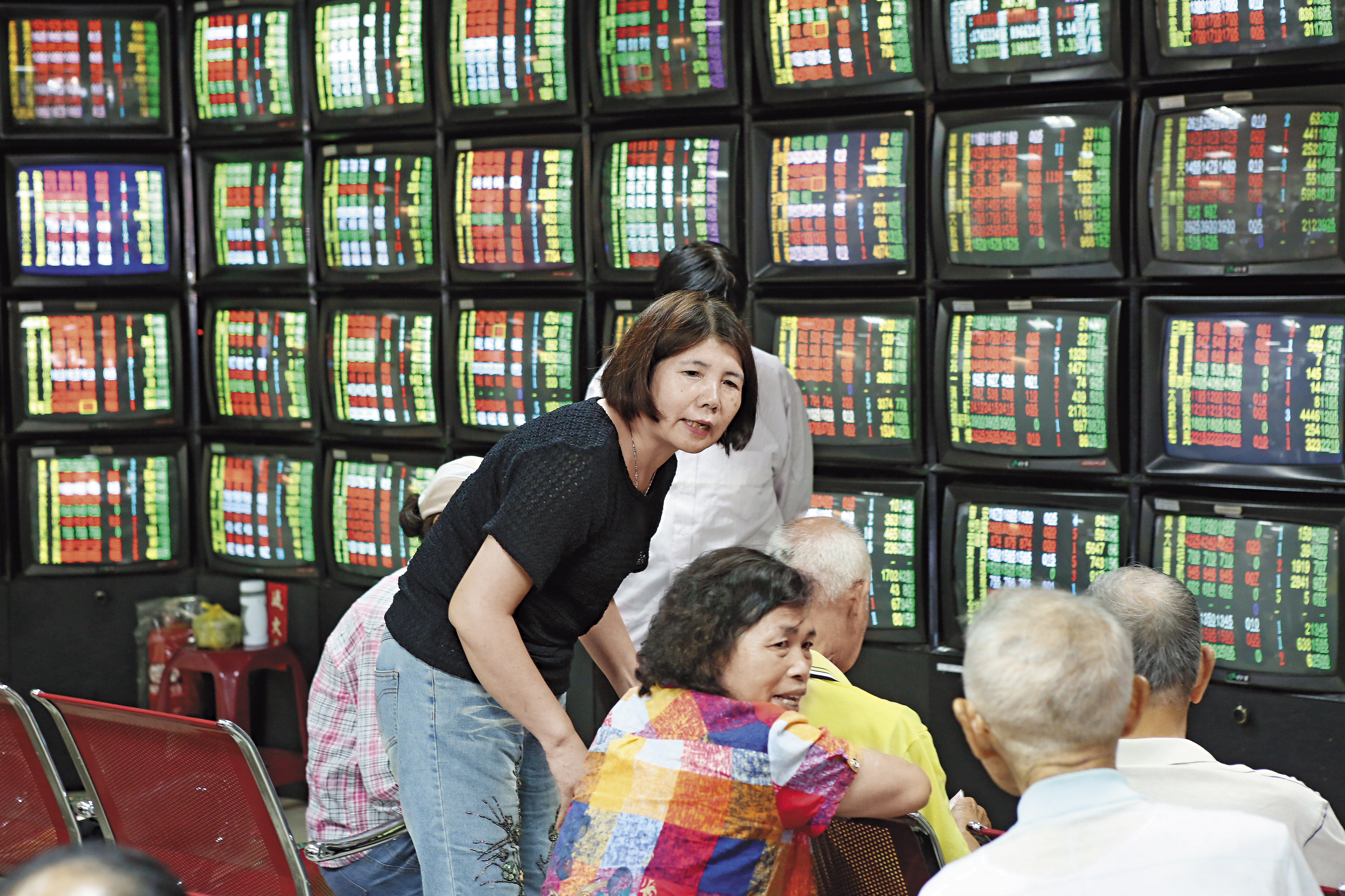 投資人對於未來半年投資股票時機越樂觀，代表市場在相對高點，大幅加碼得三思。