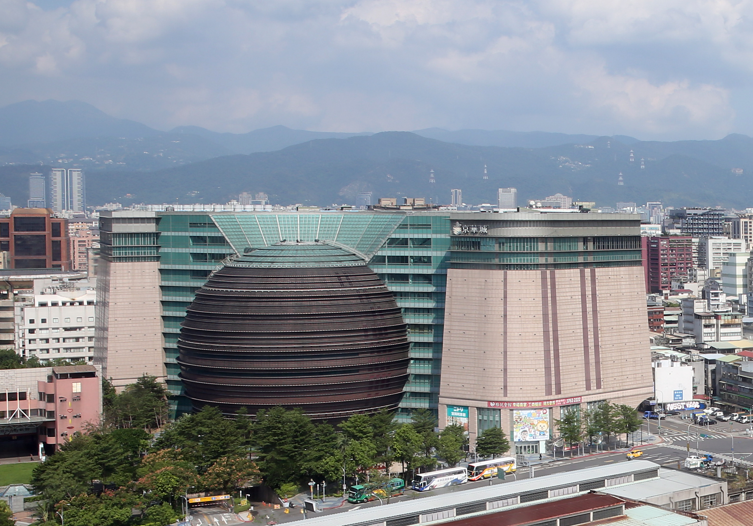 京華城購物中心由沈慶京一手打造，容積率爭議卻多年都無法解決。