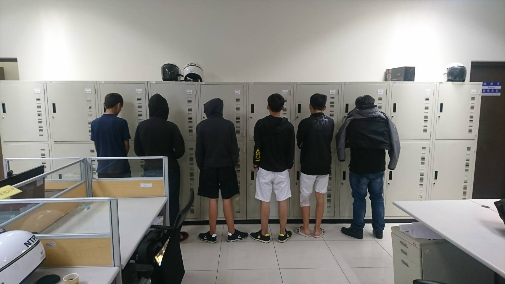 涉案8人都到案說明，並依傷害罪、當街械鬥公然施暴等罪被移送法辦。