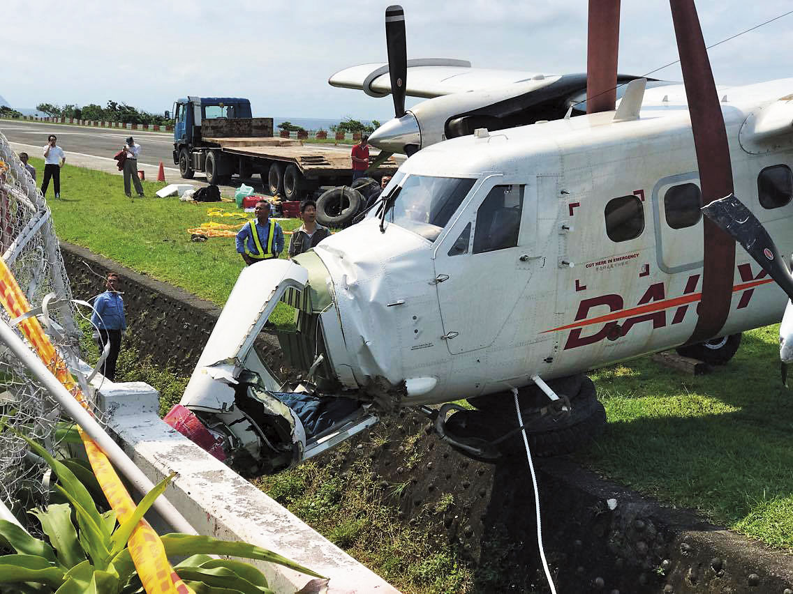上月13日蘭嶼機場發生德安航空飛機偏出跑道，直接撞上靠山的護欄才停下來，事故後隨即找來機器將飛機吊離現場。（瑪拉歐斯提供）