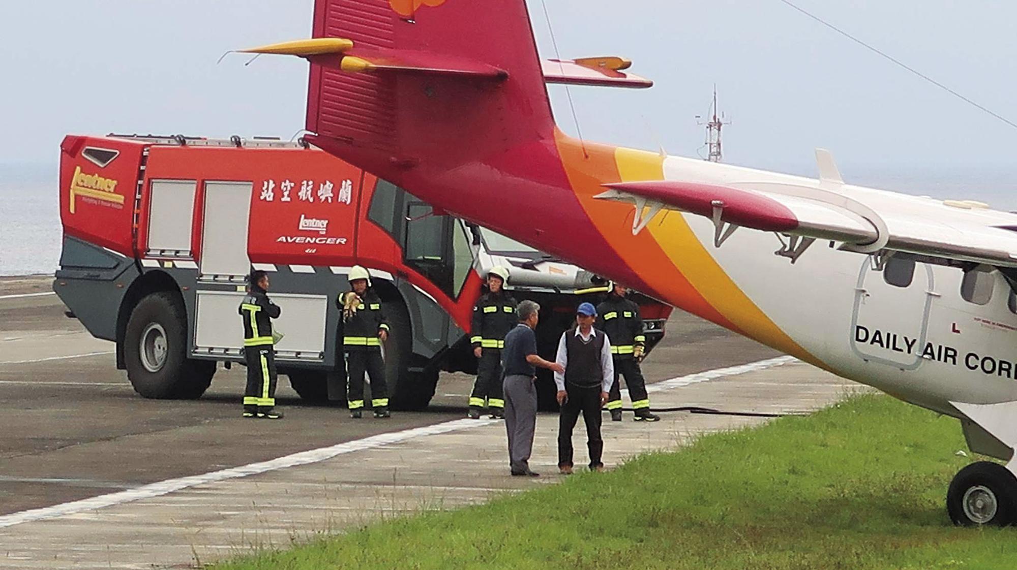 德安航空新型飛機DHC6-400上月13日在蘭嶼機場降落時偏出跑道，目前證據指向人為操作不當。（翻攝蘭嶼鄉公所臉書）
