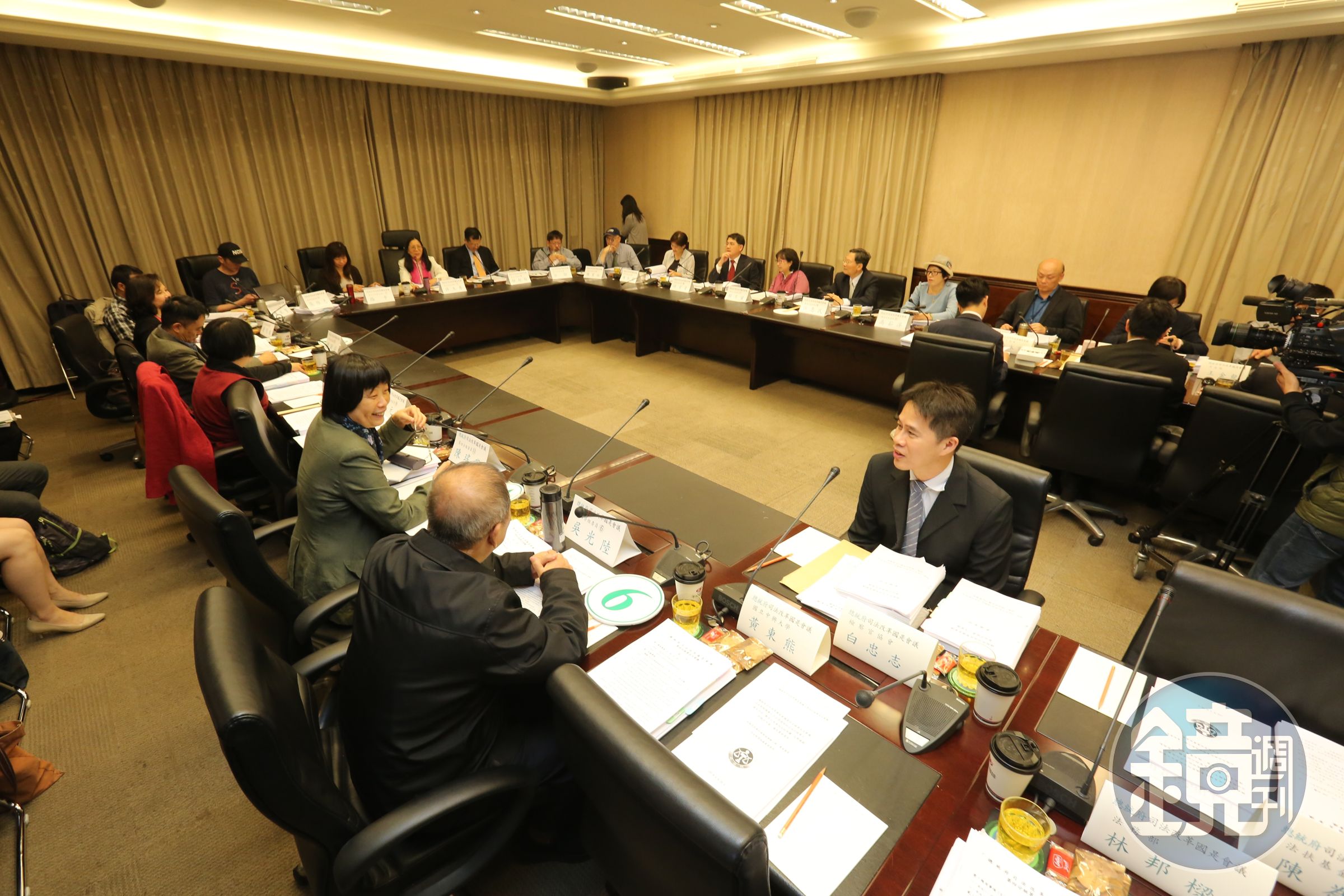 國是司改會議第2分組今天召開第6次會議，會中並研議建立律師專業分科制度，對不適任律師應落實律師懲戒及淘汰制度，律師亦應從事一定公益服務，可促成律師更加專業化。