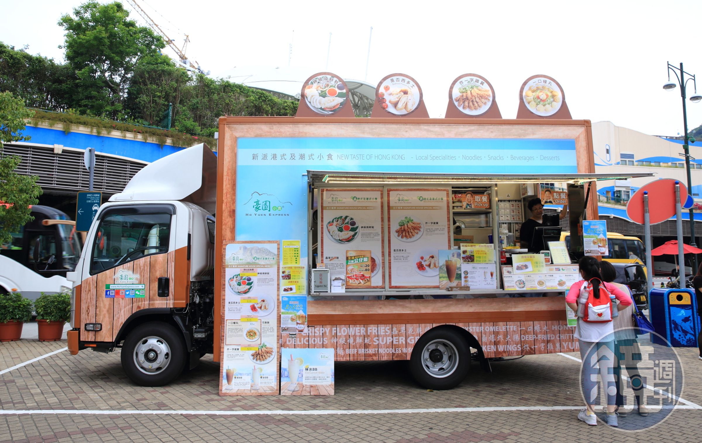 美食快餐車現身香港8大景點，玩樂之餘，還能在街頭品嘗香港小吃。