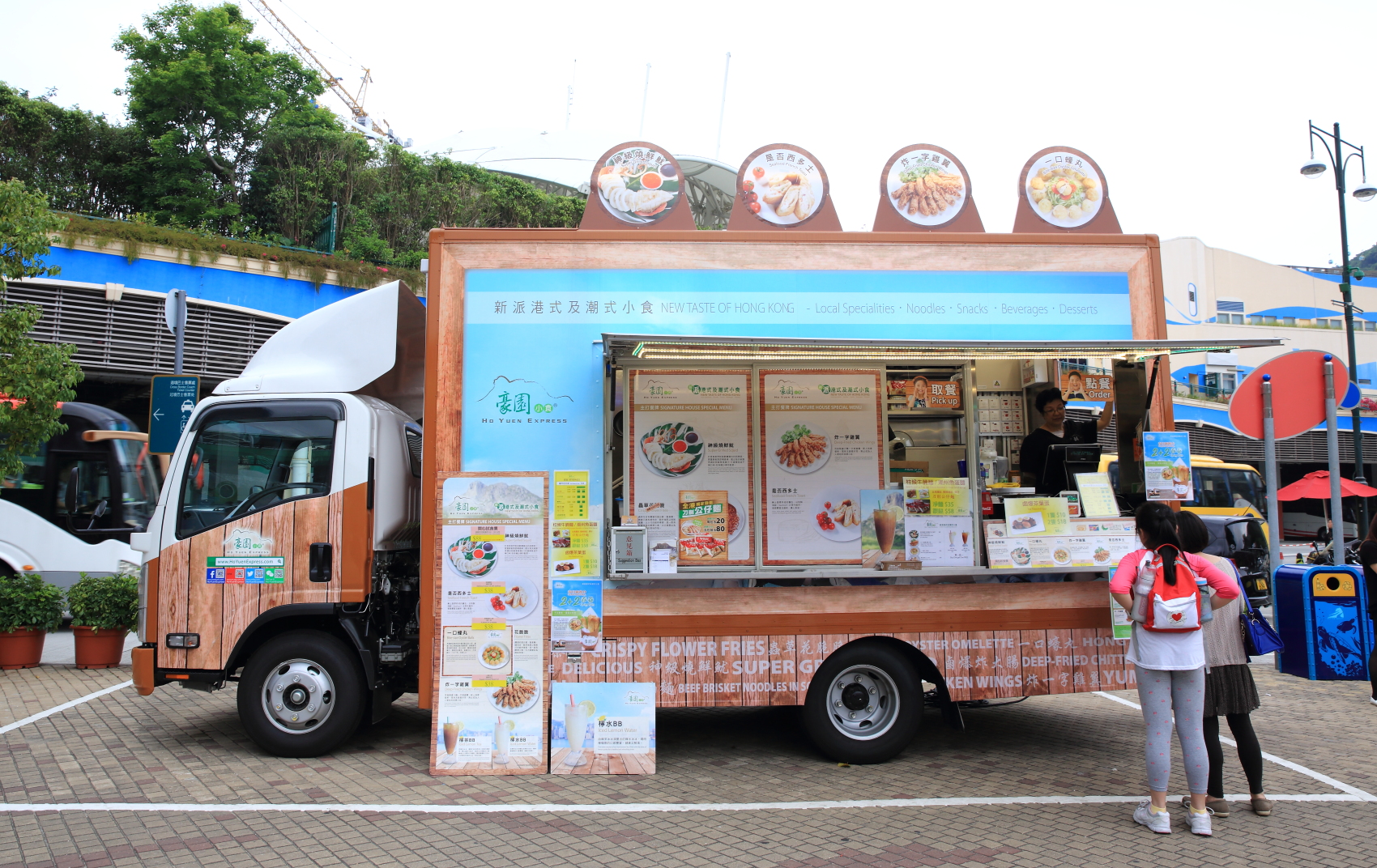 美食快餐車現身香港8大景點，玩樂之餘，還能在街頭品嘗香港小吃。
