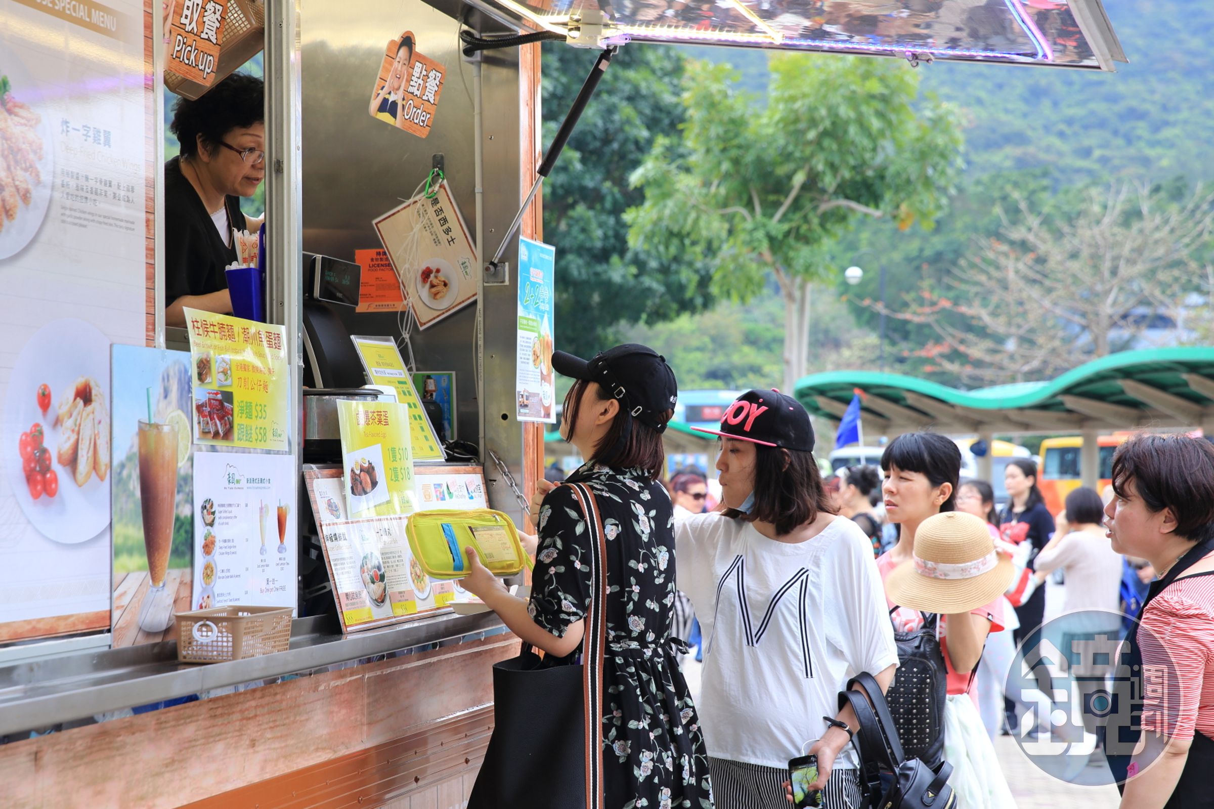 「豪園麵家」的第二代女兒Conina嘗試用快餐車的方式，介紹新派的潮州小吃，生意相當不錯。