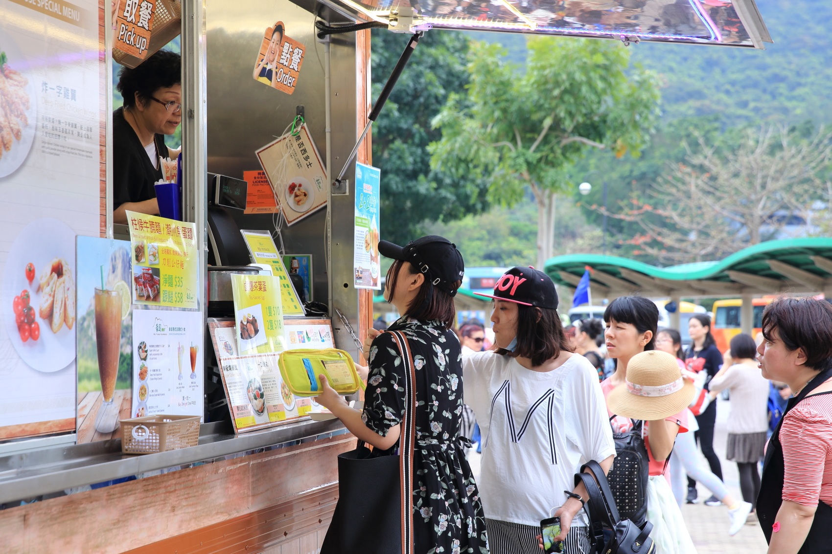 「豪園麵家」的第二代女兒Conina嘗試用快餐車的方式，介紹新派的潮州小吃，生意相當不錯。