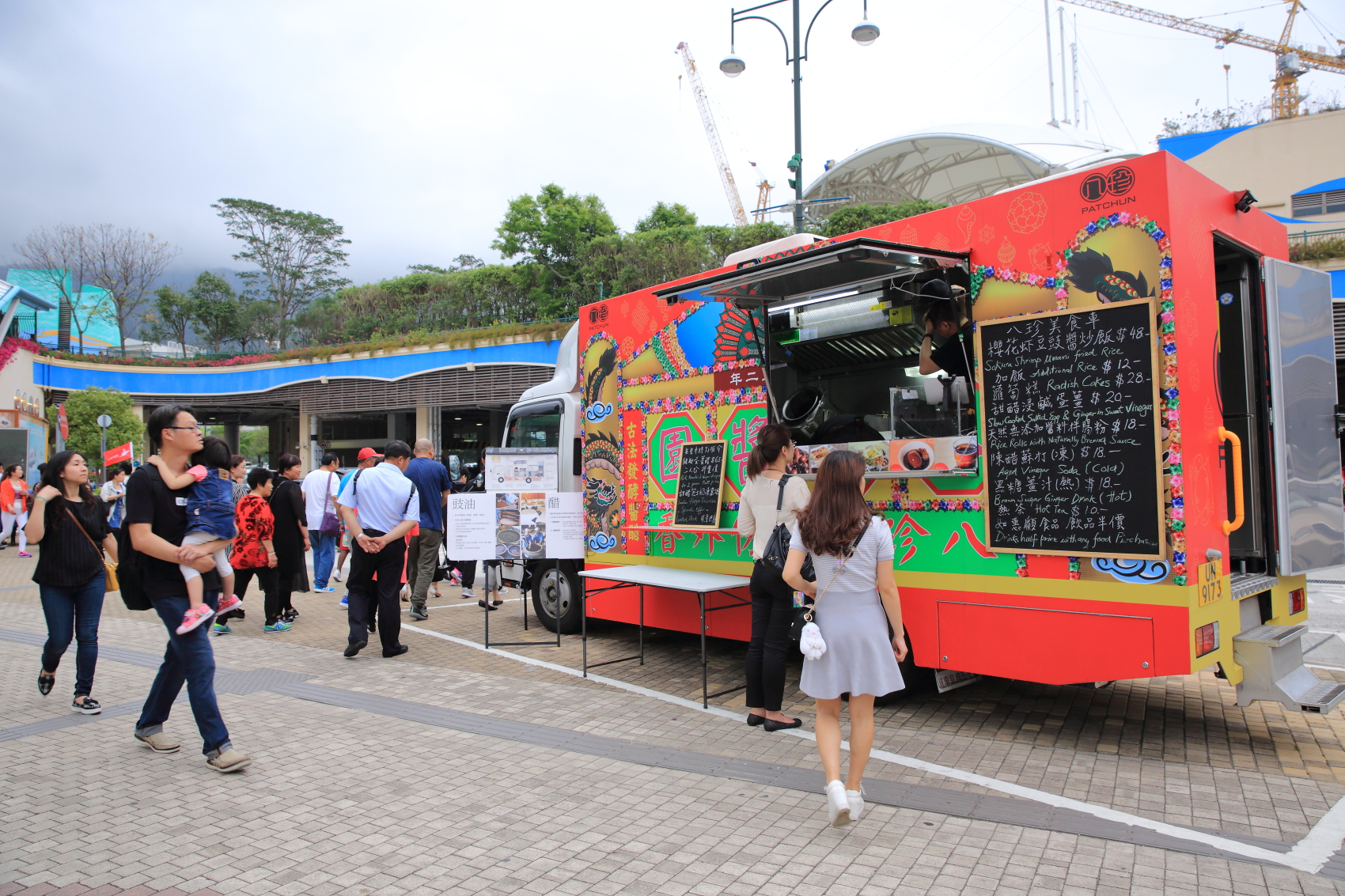 「八珍醬園美食車」像是披著一件中國風的綵衣，車身外形很鮮豔。