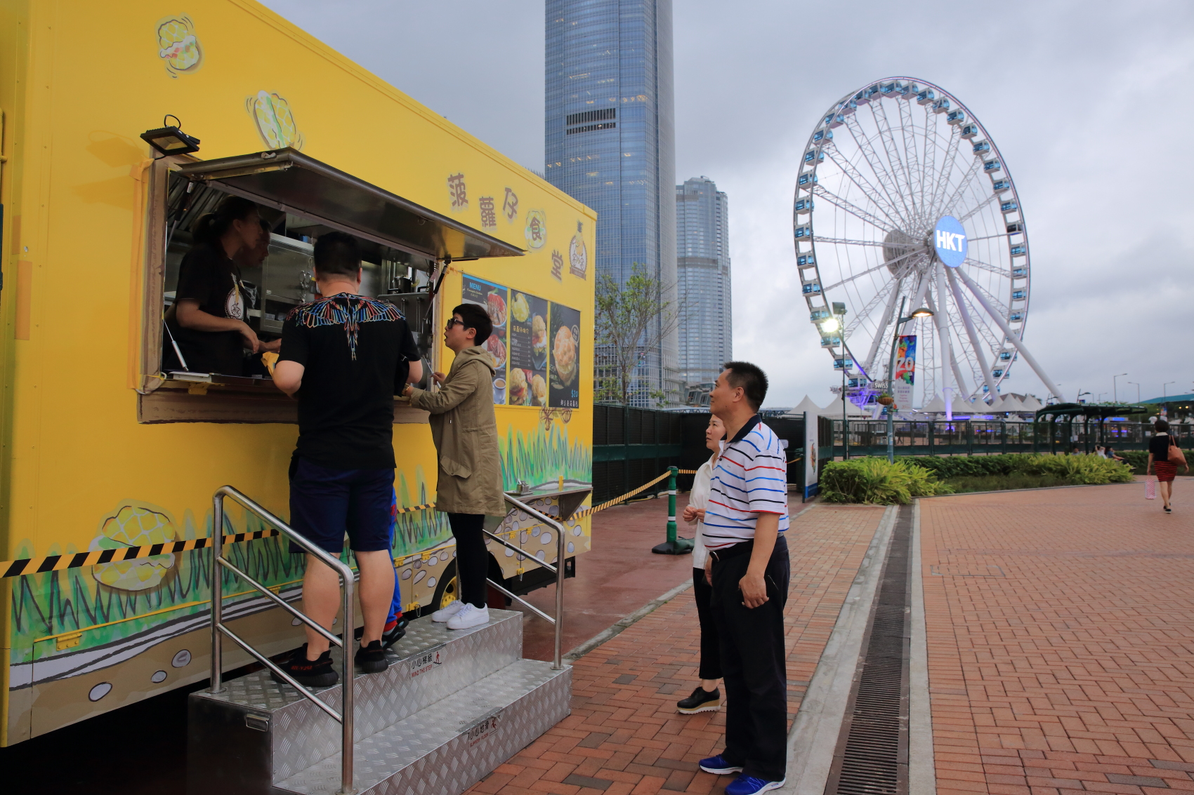 「菠蘿仔食堂」的女老闆Carrie說，中環海濱廣場假日人潮多，但平日人少，不喜歡排隊的人可以選平日來。
