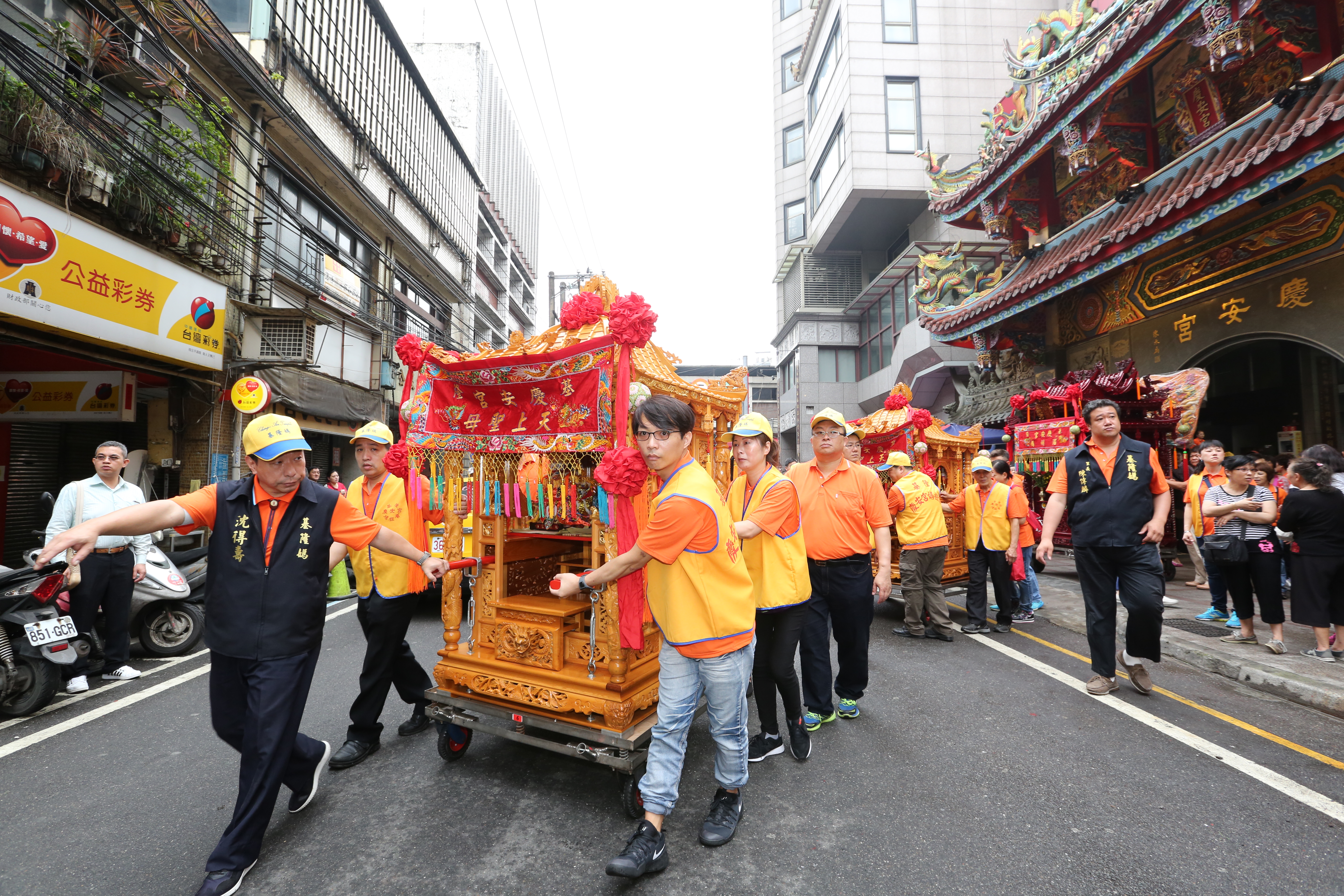 基隆慶安宮的媽祖遶境，是精緻版的遶境。