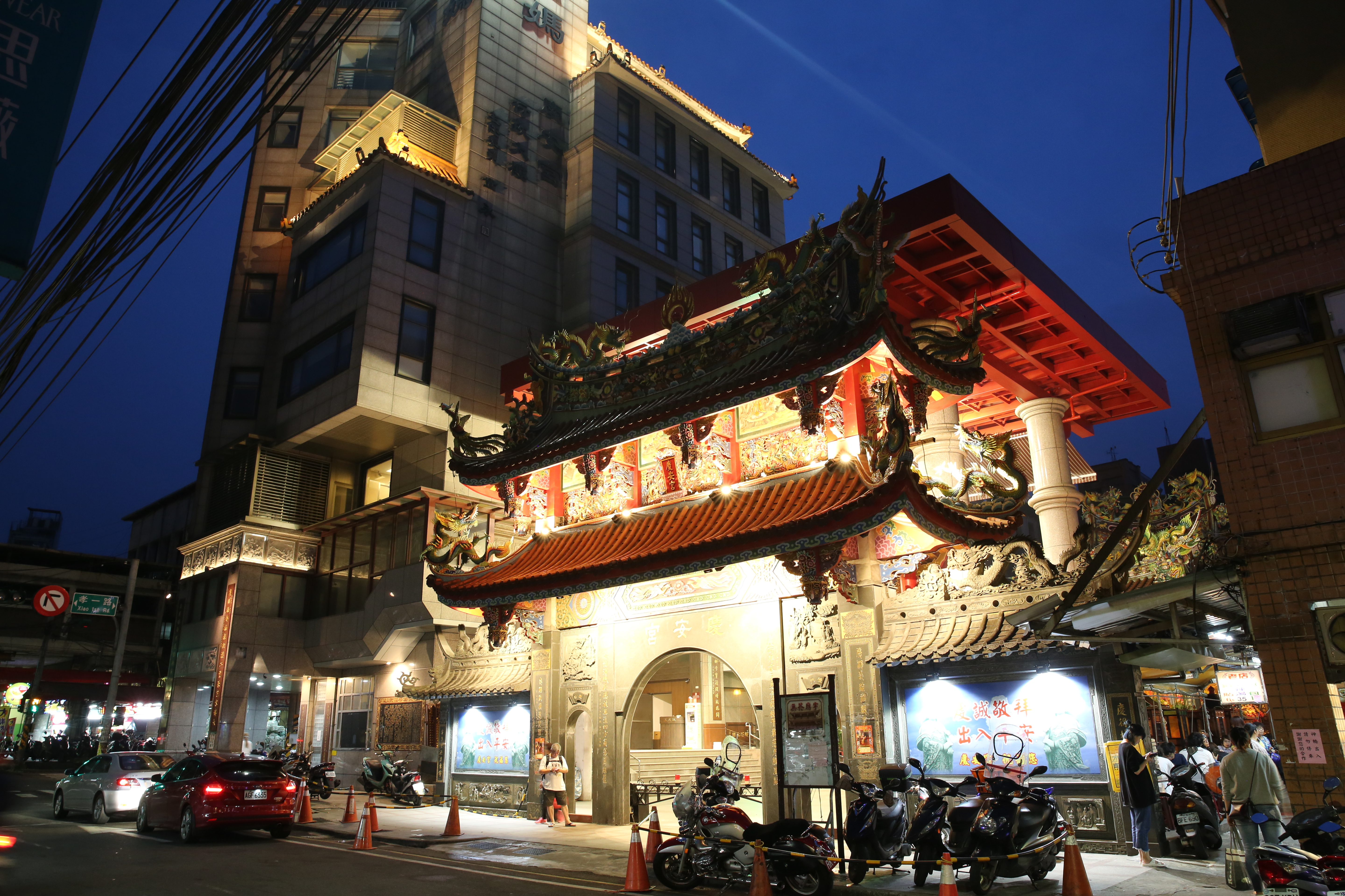 遶境前一天，慶安宮整夜燈火通明，宛如不夜城。