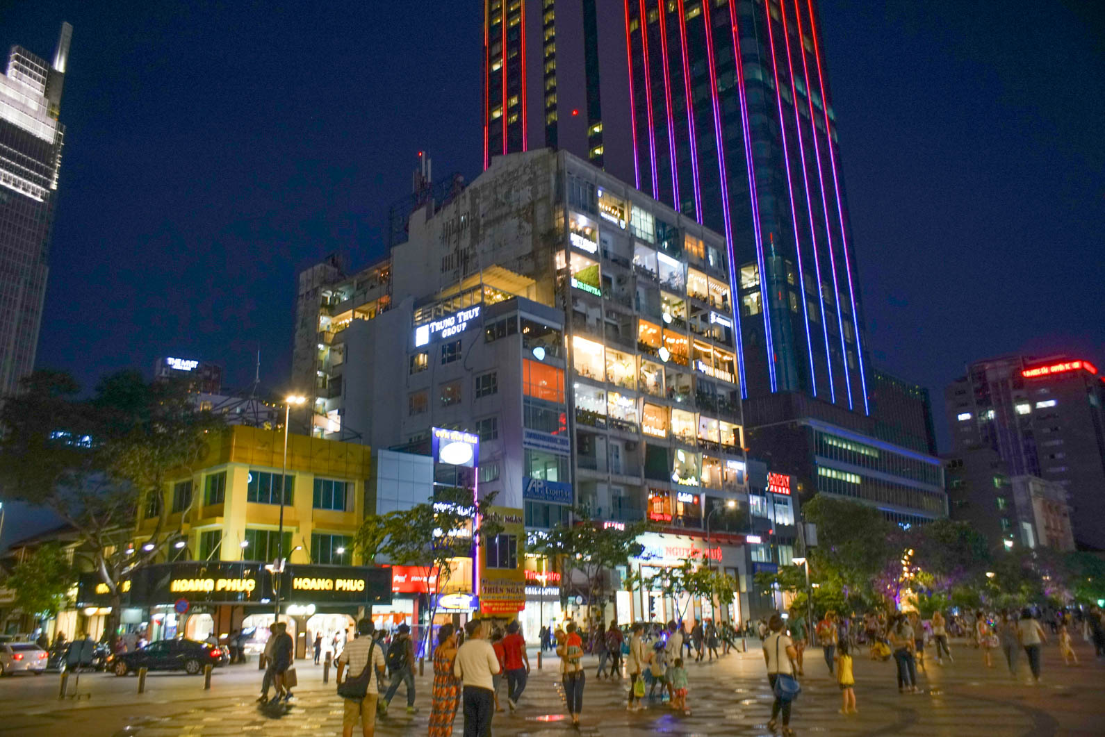 夜裡的咖啡公寓添上迷幻色彩。