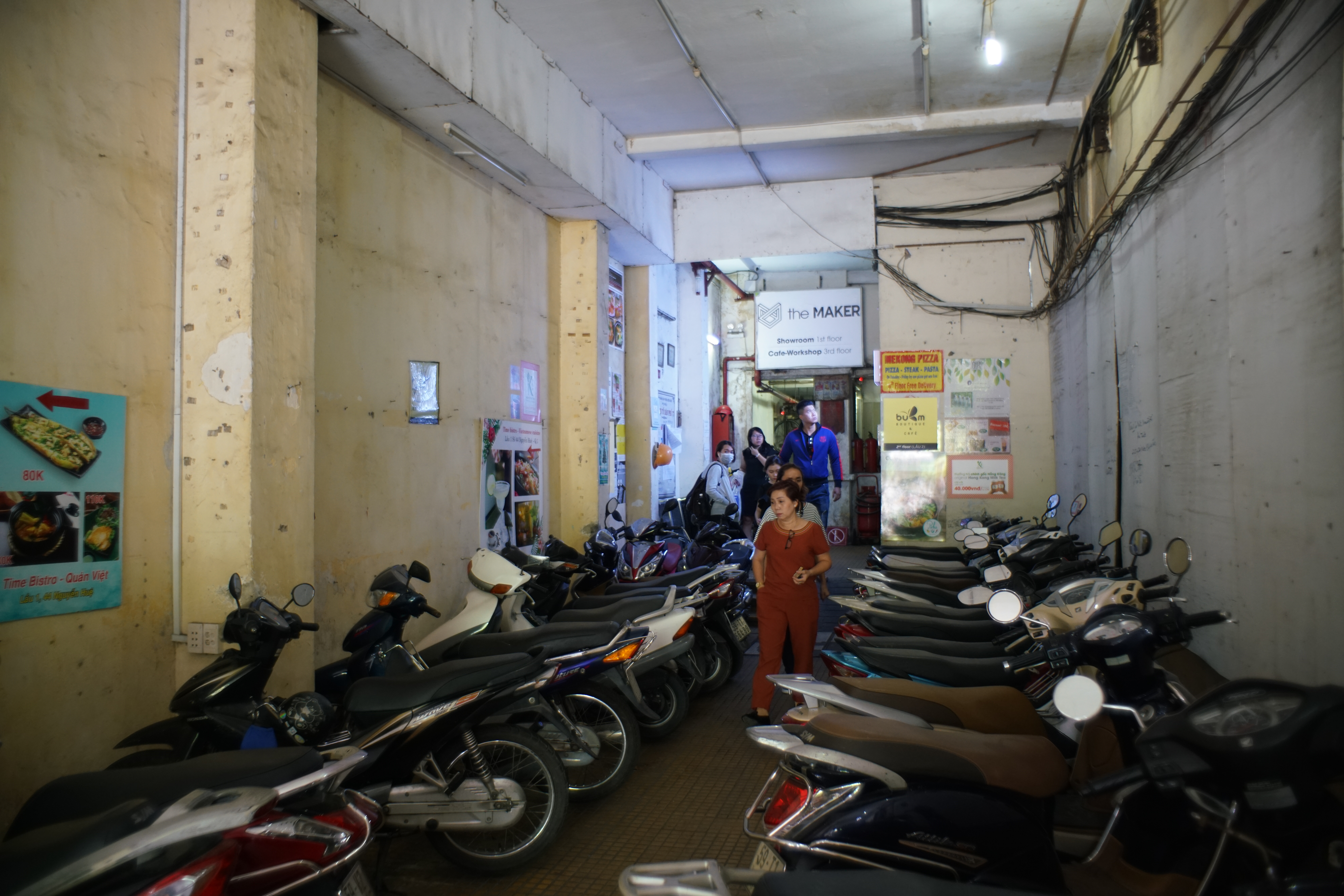 公寓一樓都是住戶的機車，庶民味強烈。