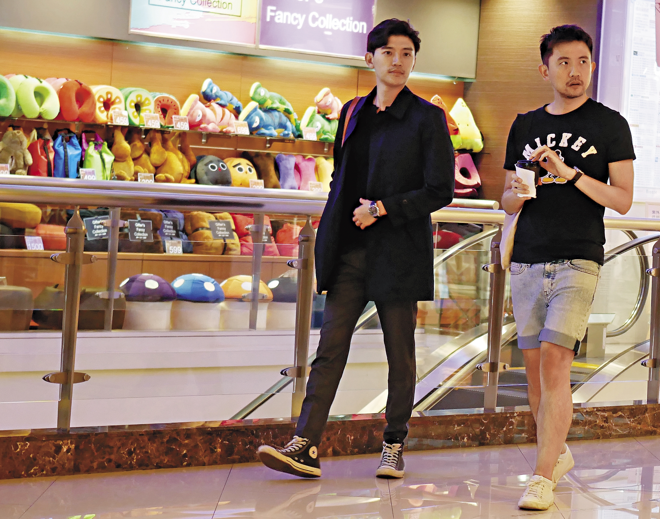 出道多年的曾少宗（左）少有緋聞，本刊直擊，他跟1名穿米奇T、牛仔短褲的男子單獨約會。