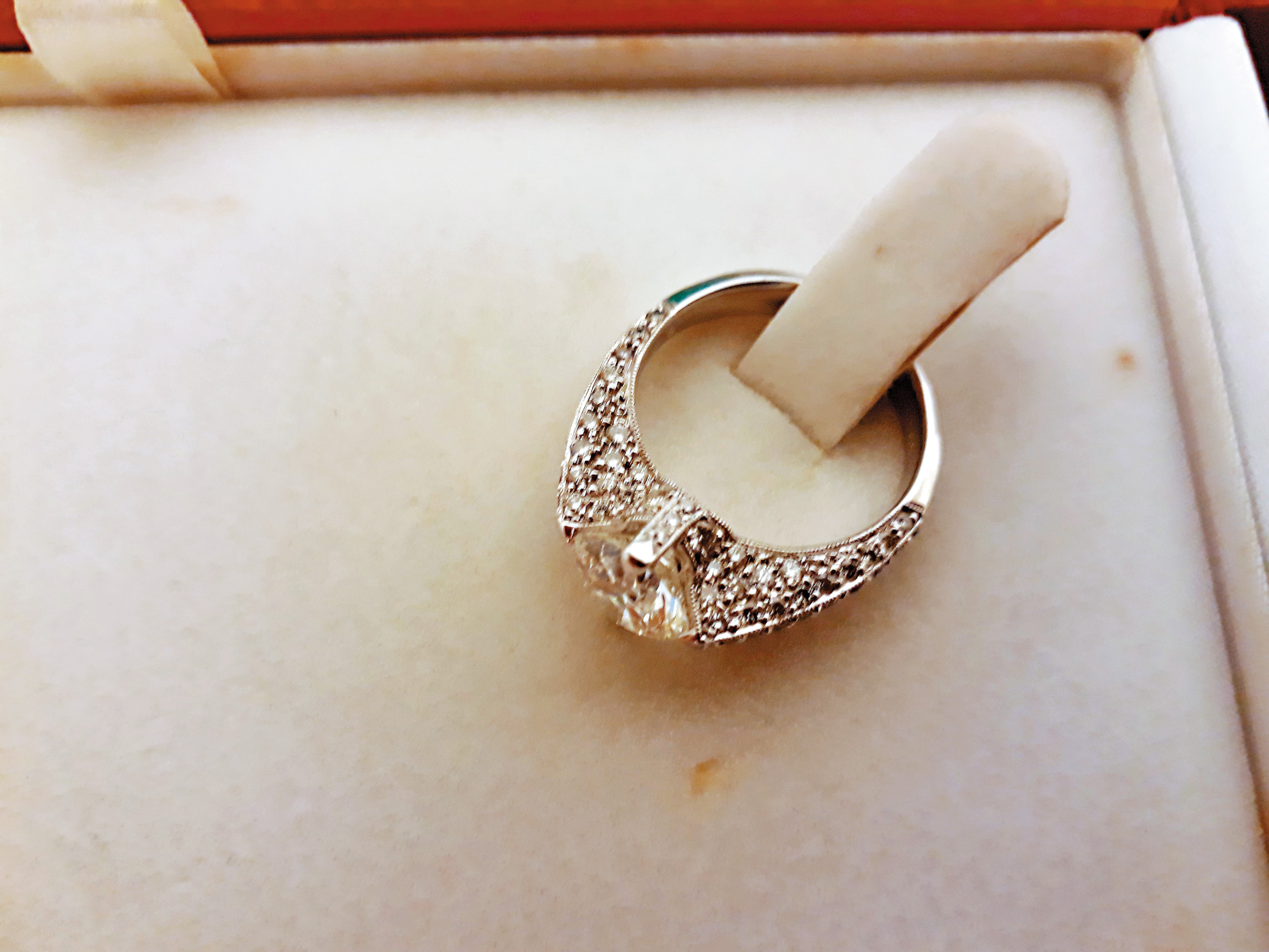 張宗保宣稱1克拉鑽戒在檢調搜索後也消失，圖為類似款式。