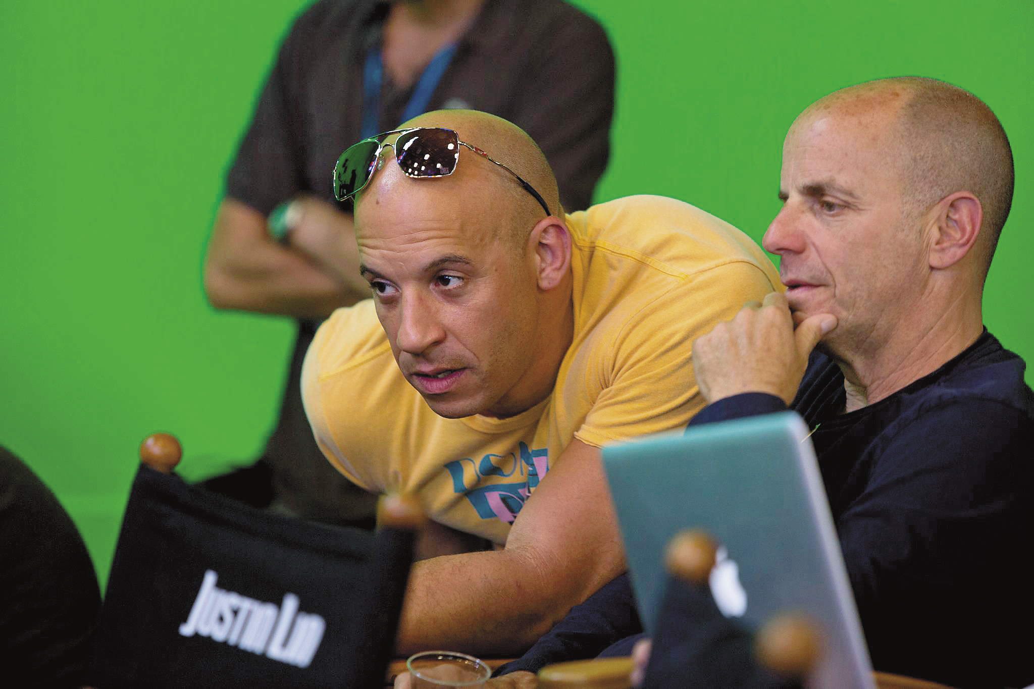 尼爾（右）喜歡啟用新秀，2001年找上當時沒沒無名的馮迪索（左）參演，一直合作至今。（翻攝自馮迪索臉書）