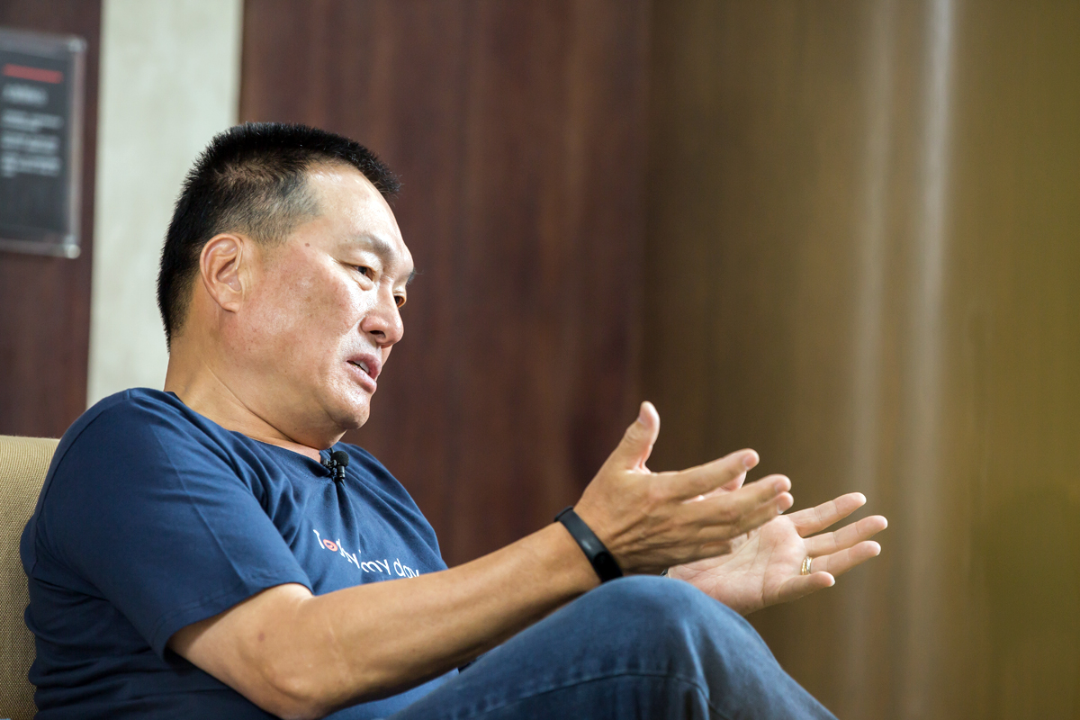 王令麟談到東森電視賣給凱雷後，不僅沒更新系統，也沒培訓人才，直呼心痛。