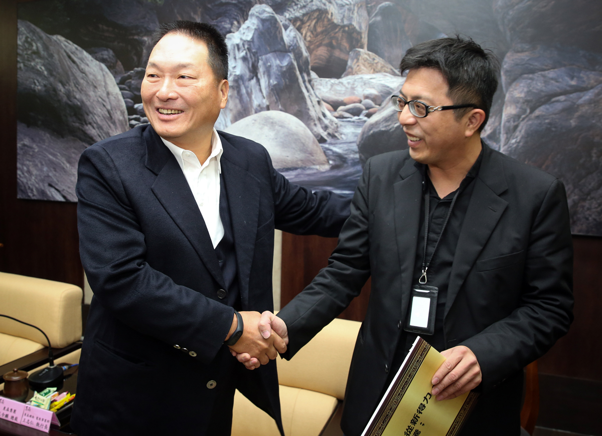 王令麟（左）透露，足足花了5年時間，才成功挖角王志仁（右）出任東森電商執行長，準備打世界盃。