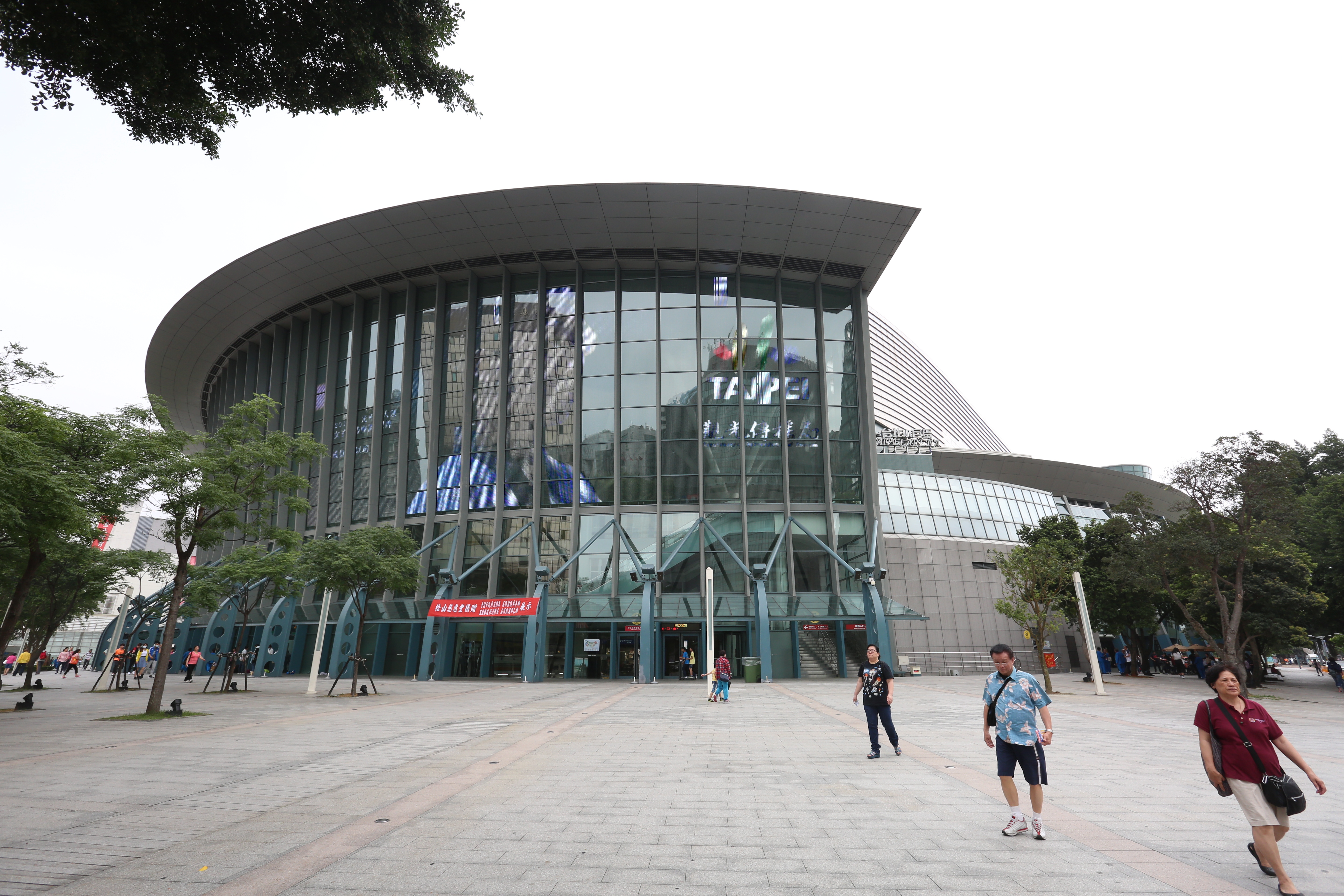 台北小巨蛋曾在2005年以9年15億8000萬權利金，委外由東森巨蛋經營權，但2年後就提前解約。