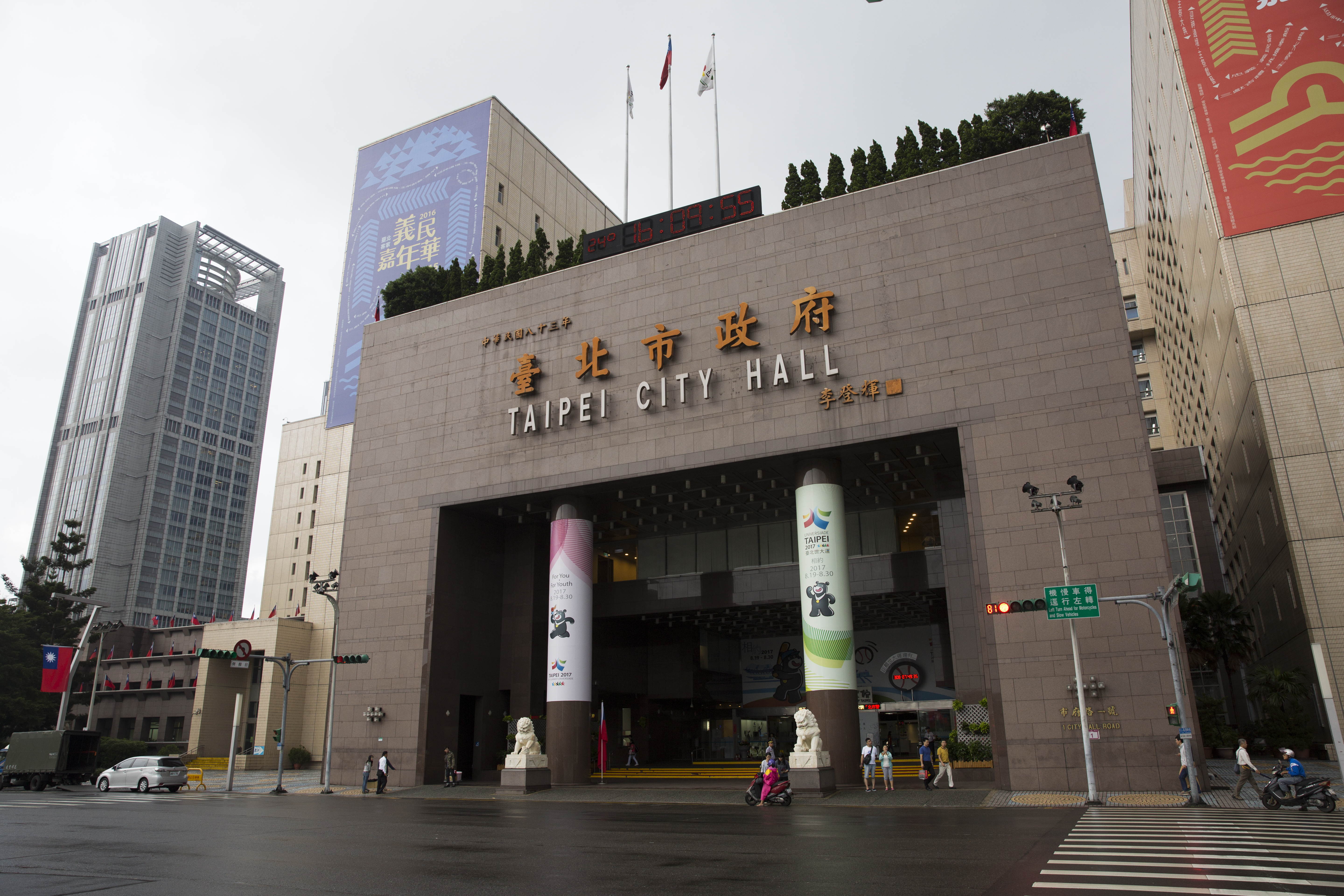 台北市政府於2007年8月22日,派出警力接管台北小巨蛋,由台北捷運公司經營至今。