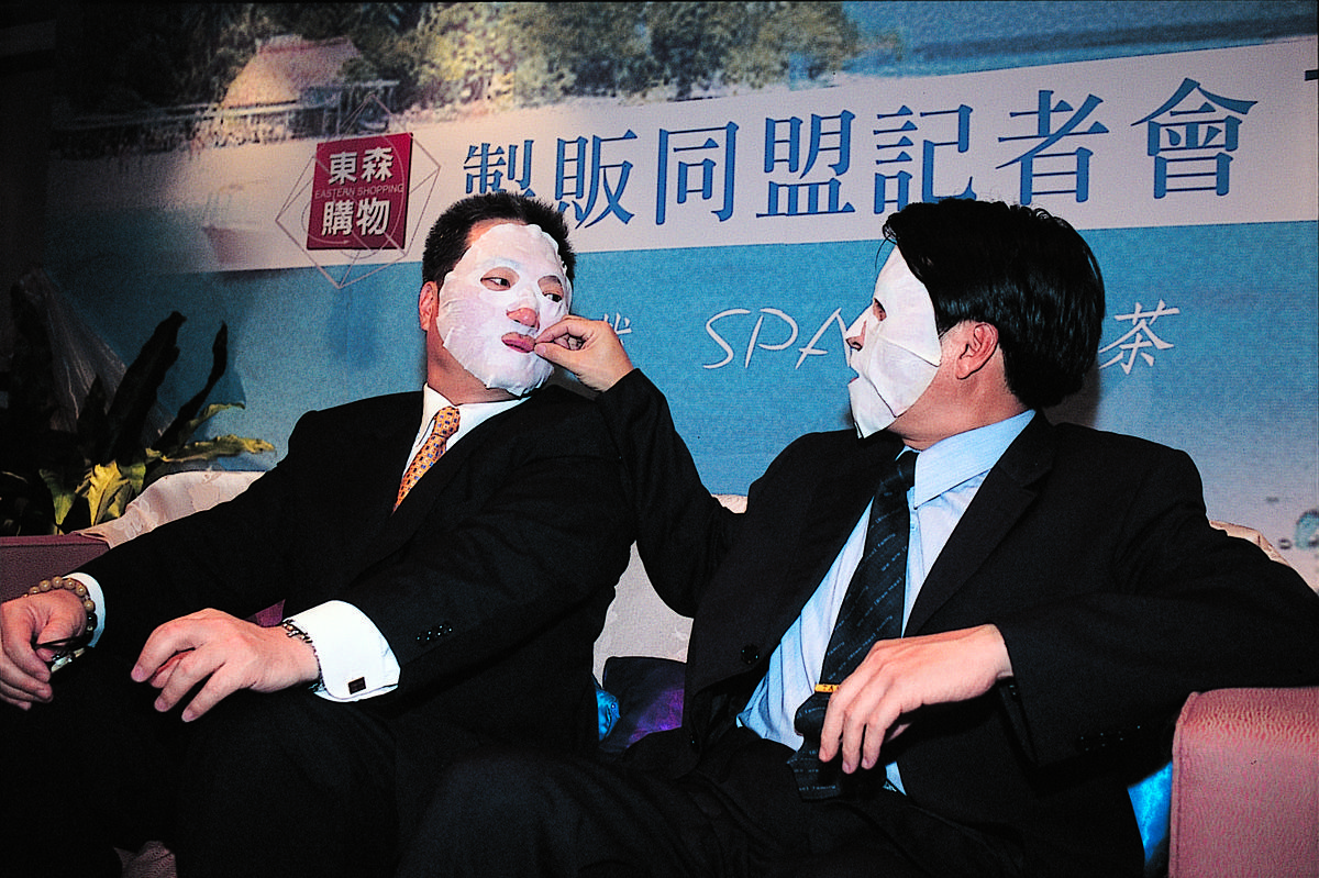 容光煥發的王令麟（左），原來靠的是勤敷自家品牌的面膜，成了東森購物最佳代言人。（今周刊提供）