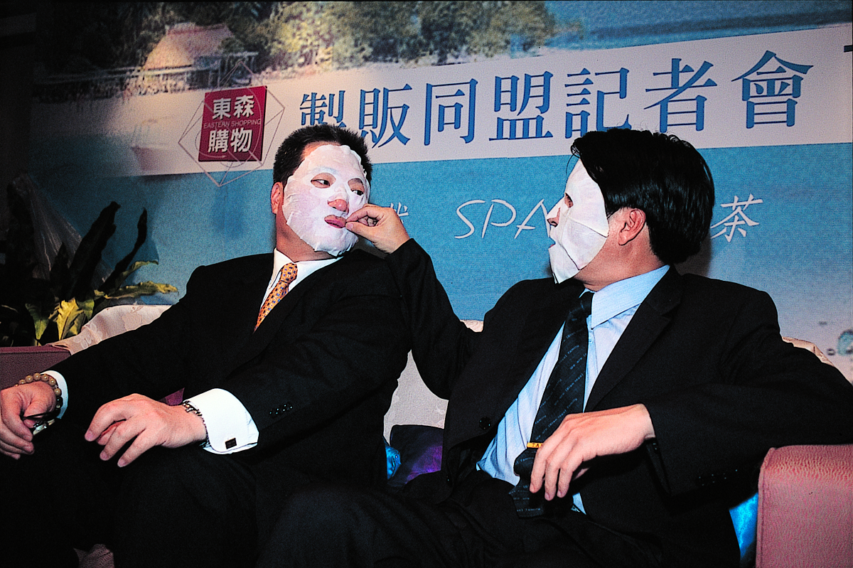 容光煥發的王令麟（左），原來靠的是勤敷自家品牌的面膜，成了東森購物最佳代言人。（今周刊提供）