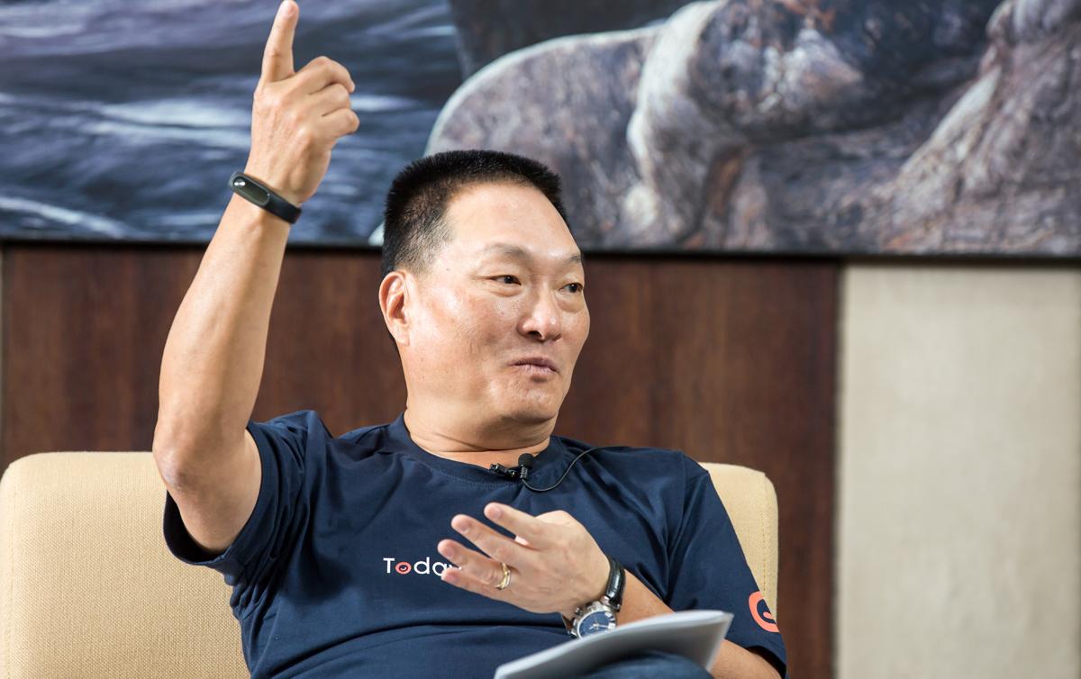 篤信基督教的王令麟透露，曾有3名老外牧師幫他禱告預言，是他創立森森百貨和東森新聞雲的關鍵。