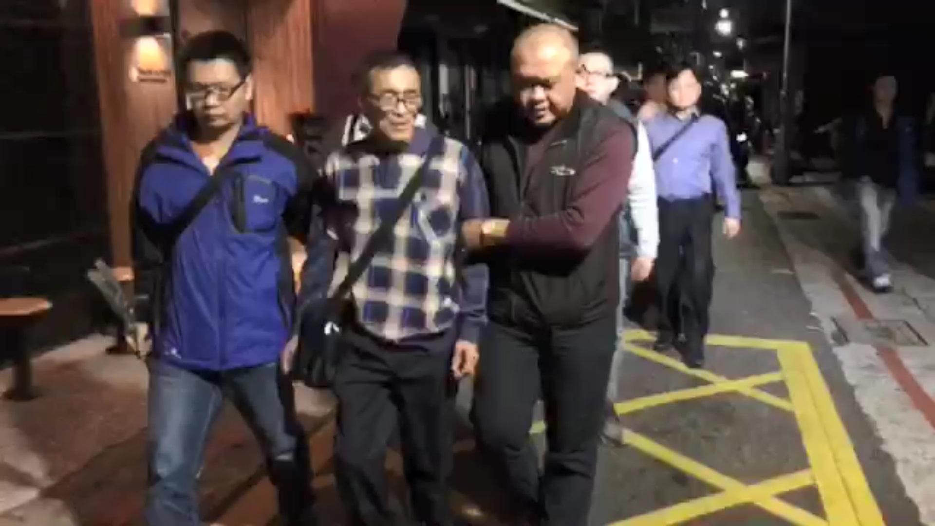 陳金標（中）案發3日後落網，不但否認犯案，還抹黑警方與江蕙栽贓。（翻攝畫面）