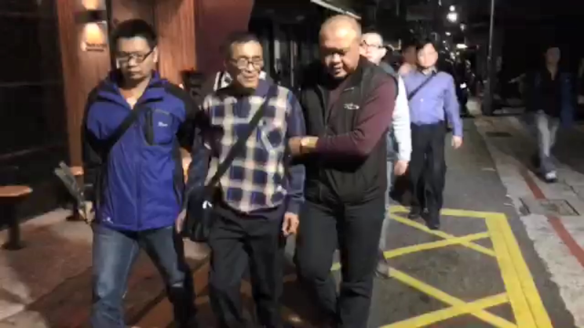 陳金標（中）案發3日後落網，不但否認犯案，還抹黑警方與江蕙栽贓。（翻攝畫面）